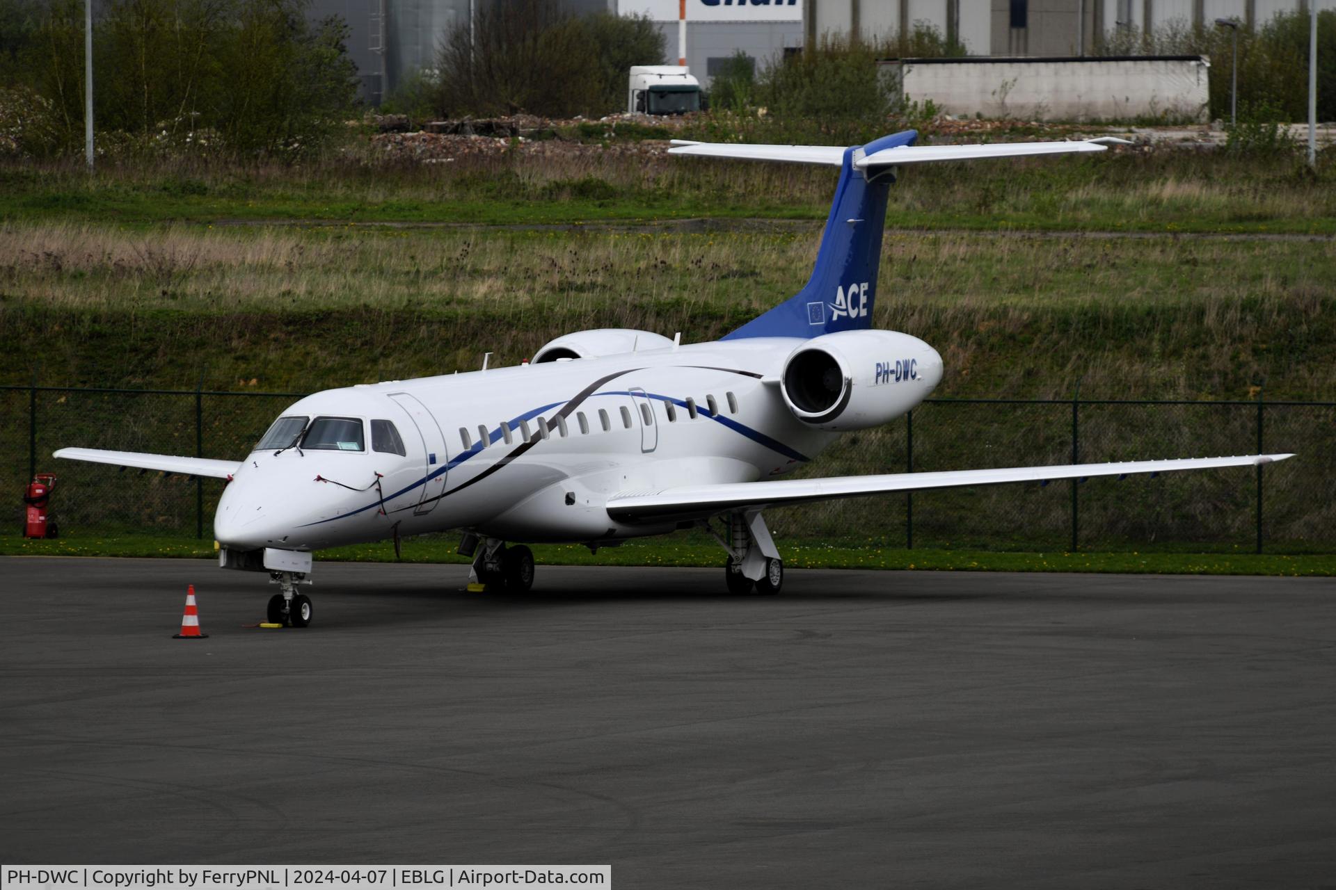 PH-DWC, 1999 Embraer ERJ-135LR (EMB-135LR) C/N 145173, JetNetherlands ERJ135 parked in LGG