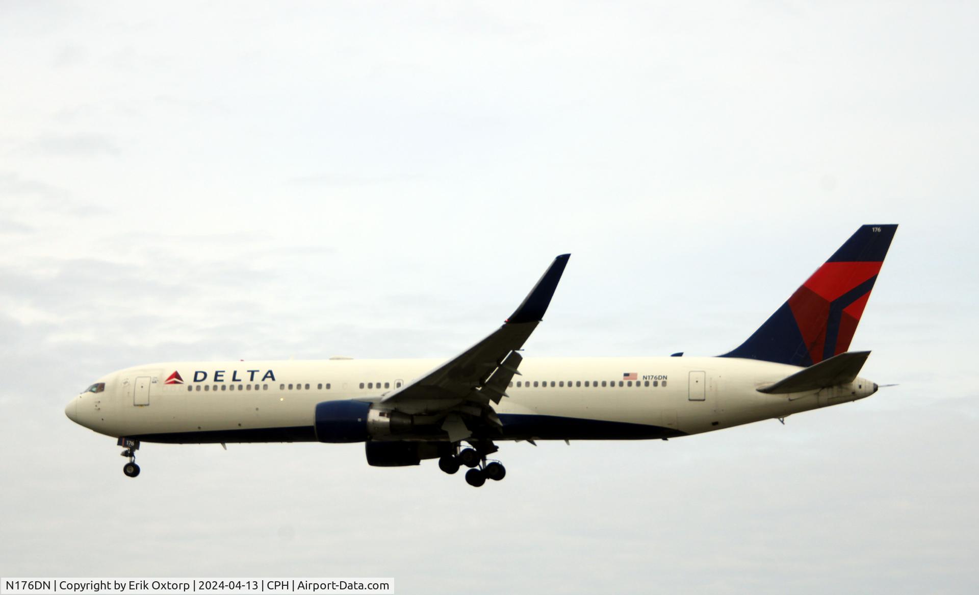 N176DN, 1990 Boeing 767-332 C/N 25061, N176DN landing rw 22L