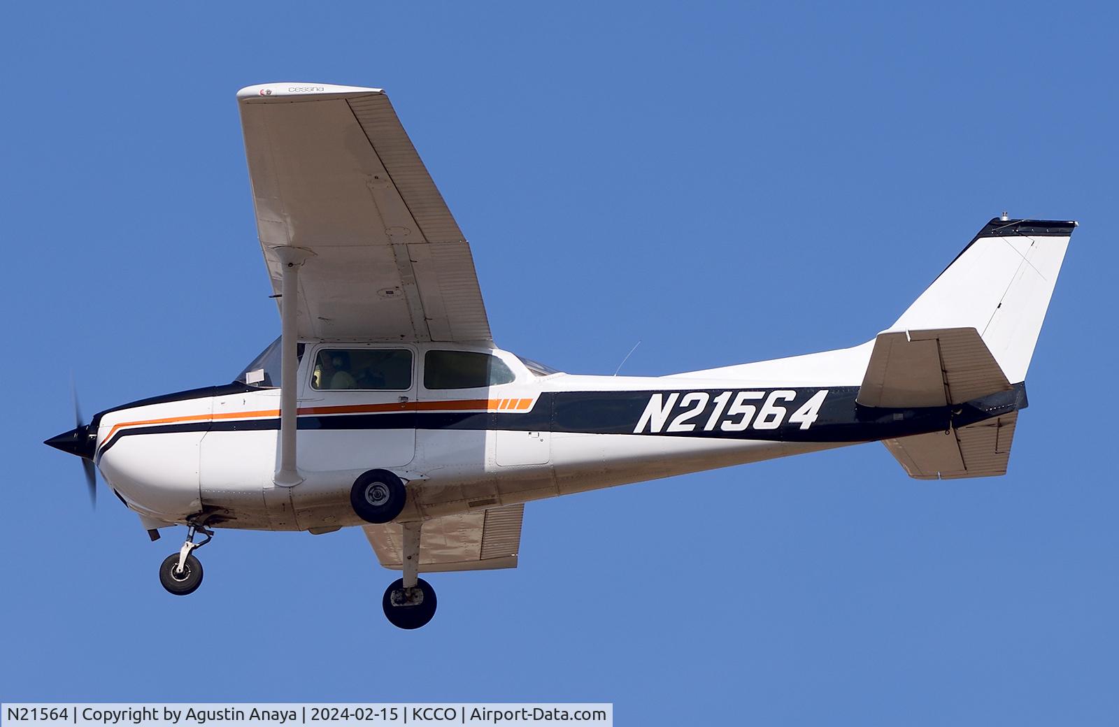 N21564, 1974 Cessna 172M C/N 17263972, In the pattern.