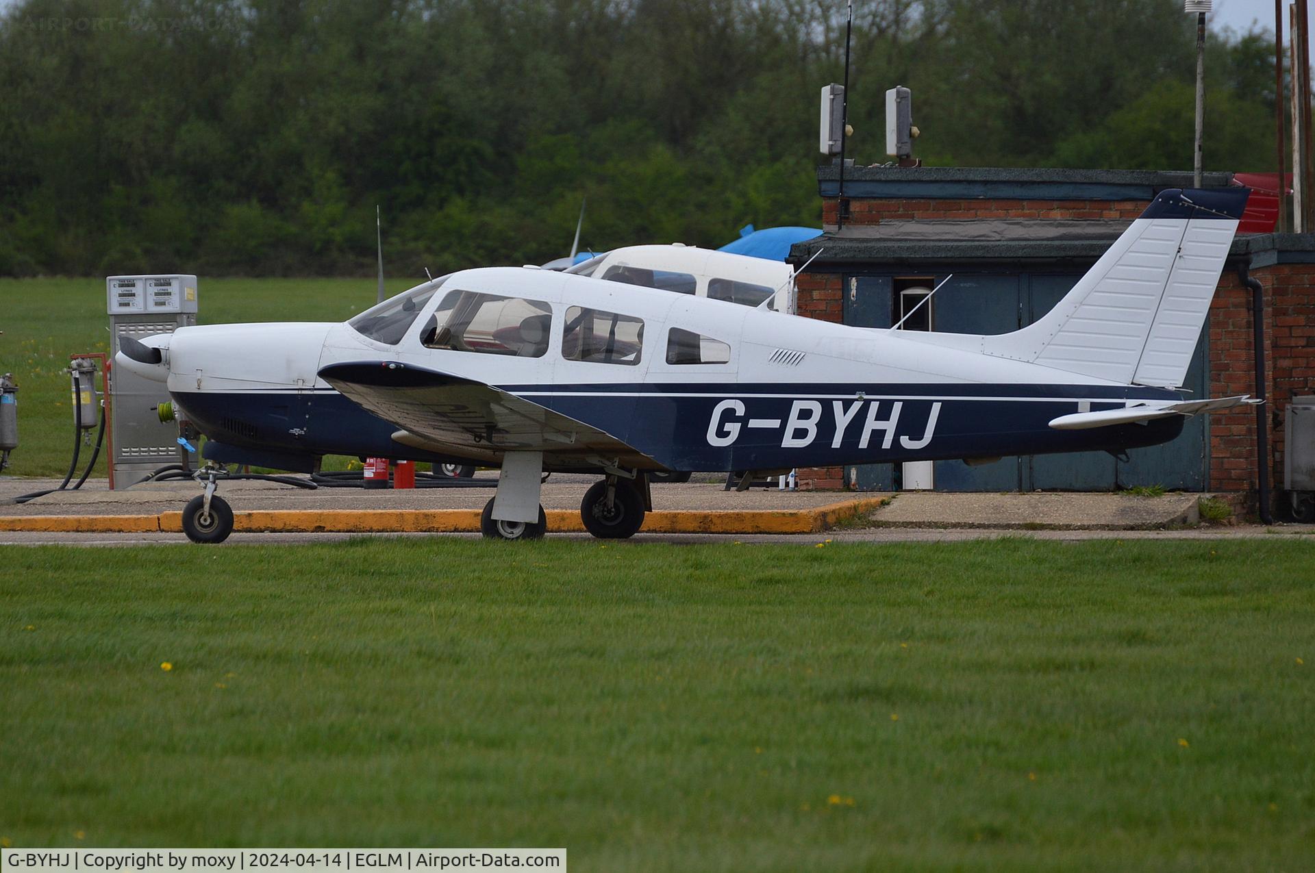 G-BYHJ, 1999 Piper PA-28R-201 Cherokee Arrow III C/N 28R-2844020, Piper PA-28R-201 Cherokee Arrow III at White Waltham. Ex N41675