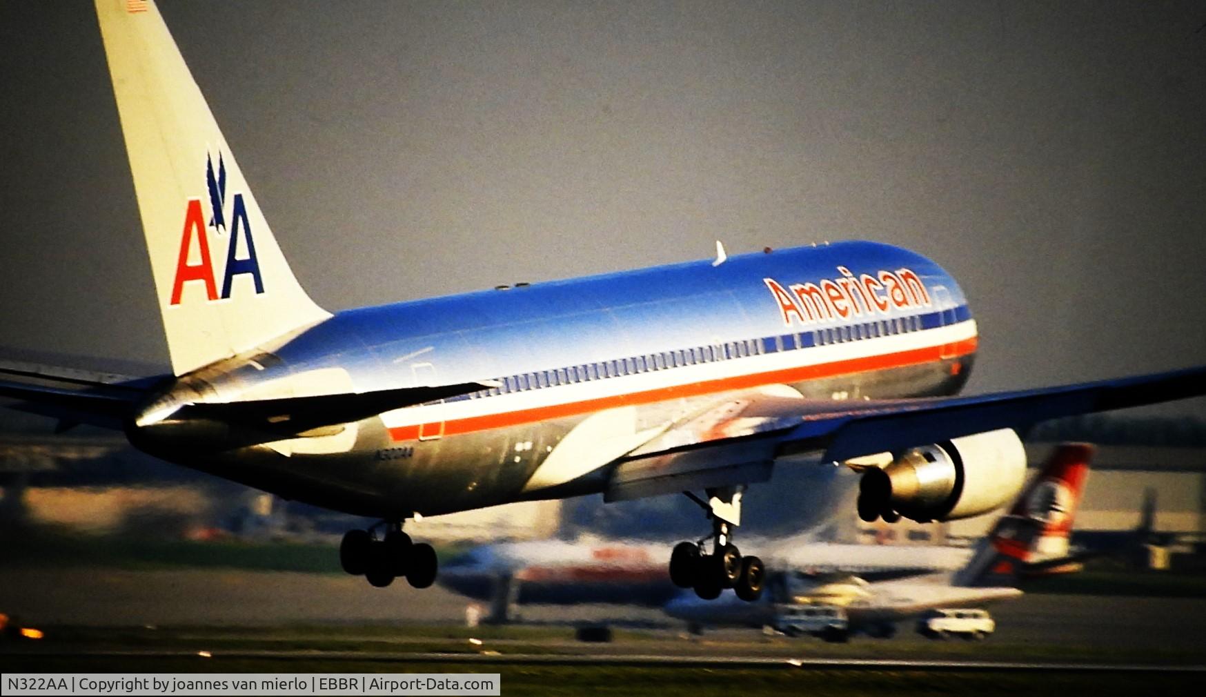 N322AA, 1986 Boeing 767-223 C/N 22323, ex-slide