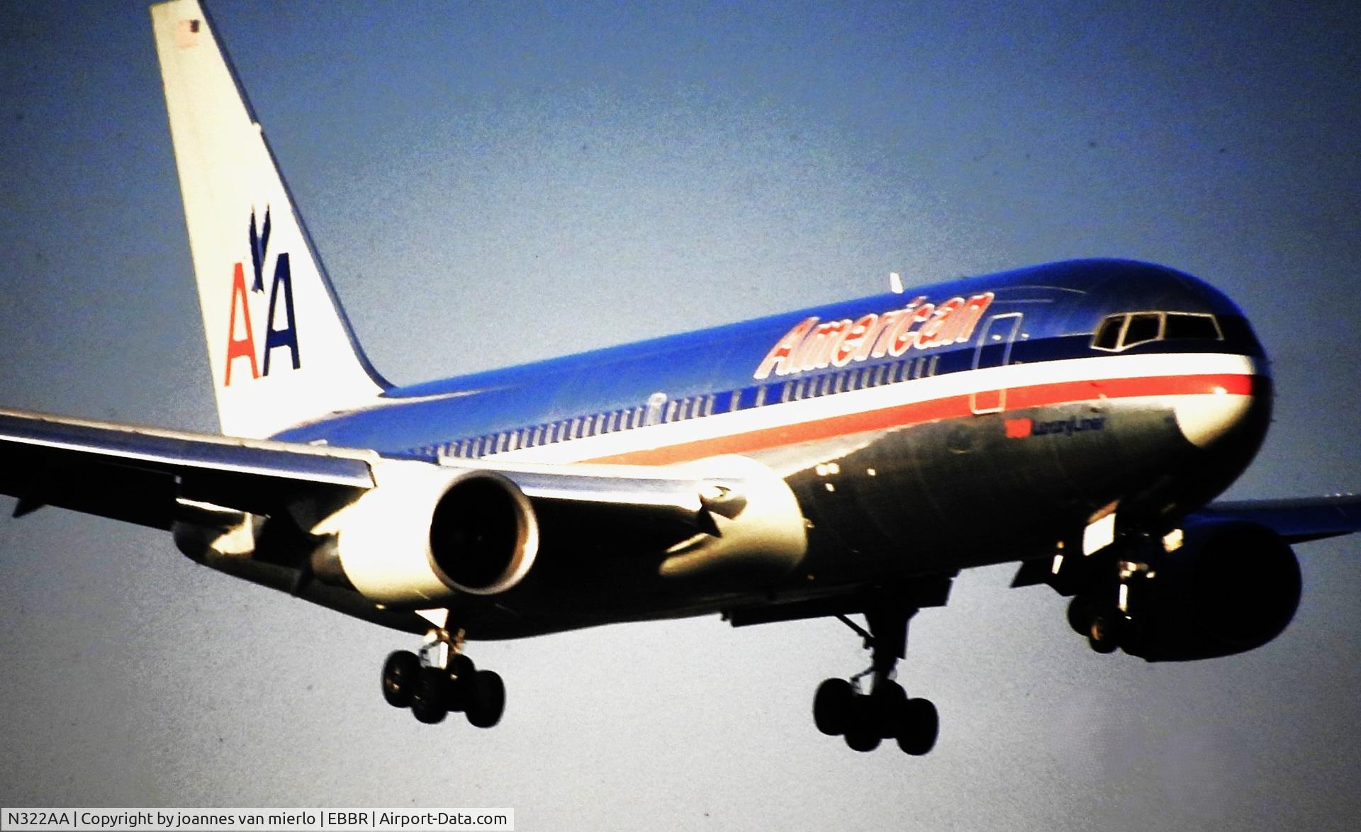 N322AA, 1986 Boeing 767-223 C/N 22323, ex-slide