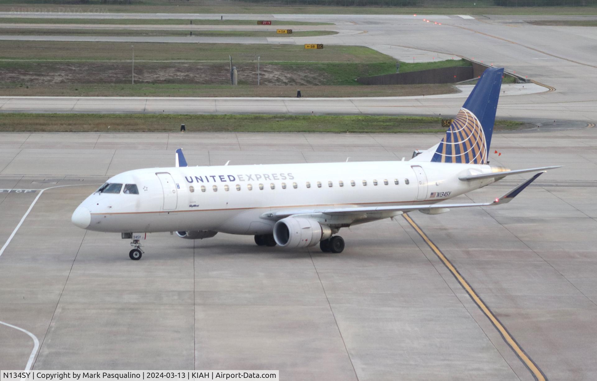 N134SY, 2015 Embraer 175LR (ERJ-170-200LR) C/N 17000458, ERJ-170-200LR