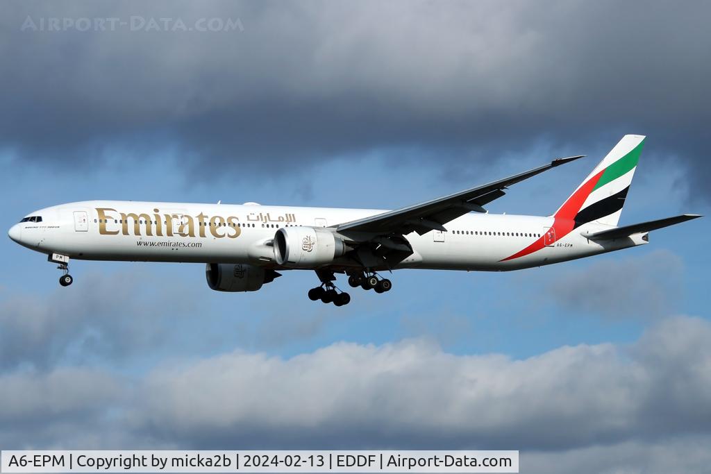 A6-EPM, 2016 Boeing 777-31H/ER C/N 42332, Landing