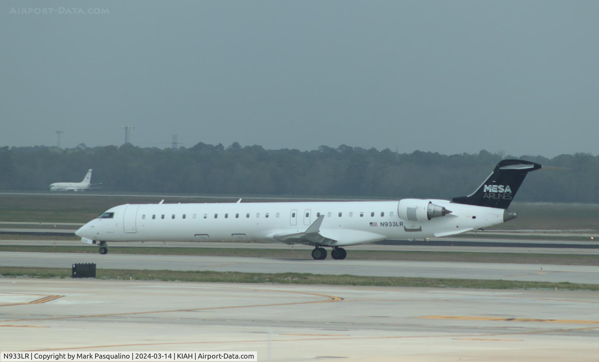 N933LR, 2005 Bombardier CRJ-900ER (CL-600-2D24) C/N 15033, CL-600-2D24