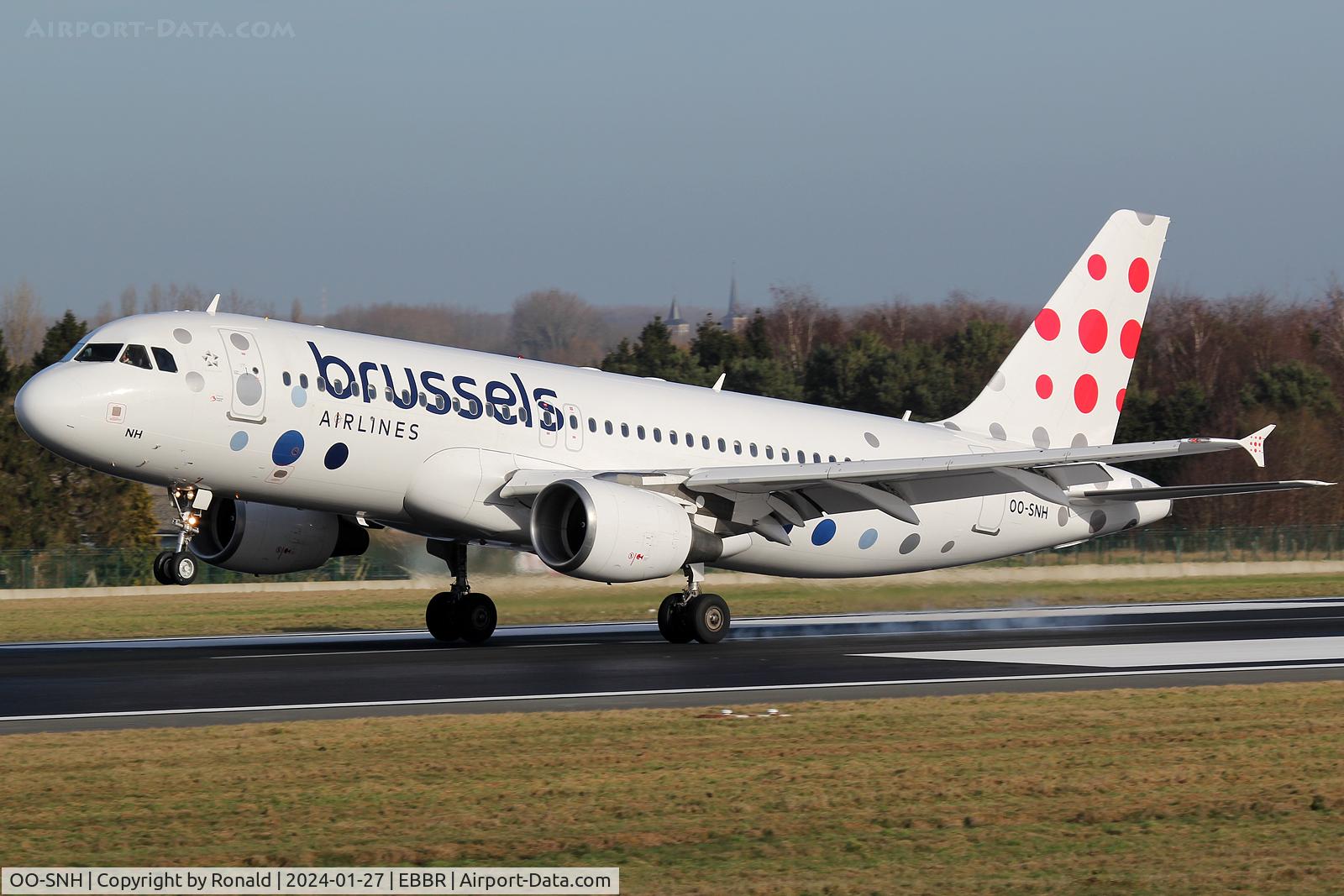 OO-SNH, 2004 Airbus A320-214 C/N 2207, at ebbr