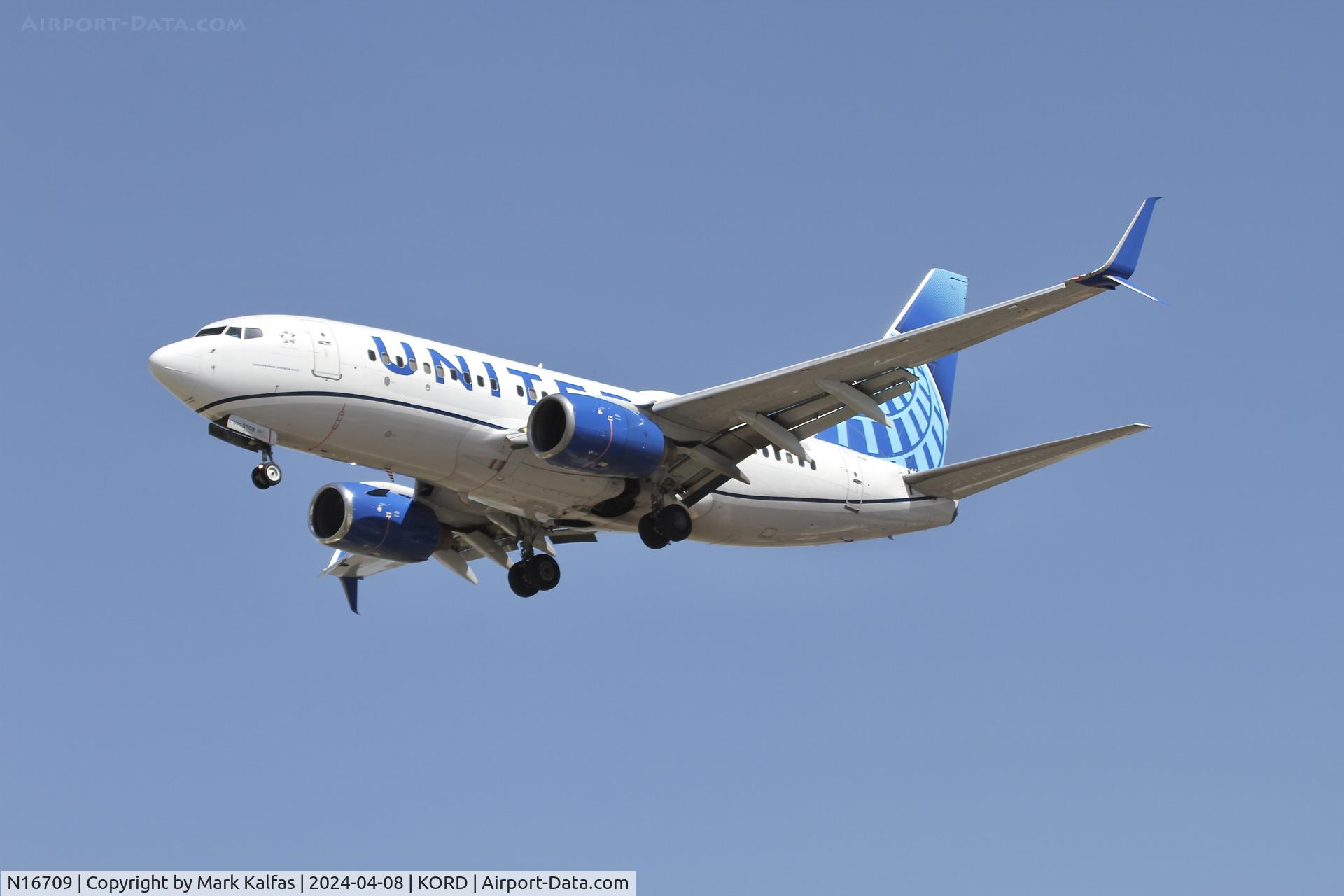 N16709, 1998 Boeing 737-724 C/N 28779, B737 United Airlines Boeing 737-724 N16709 UAL1933 SNA-ORD