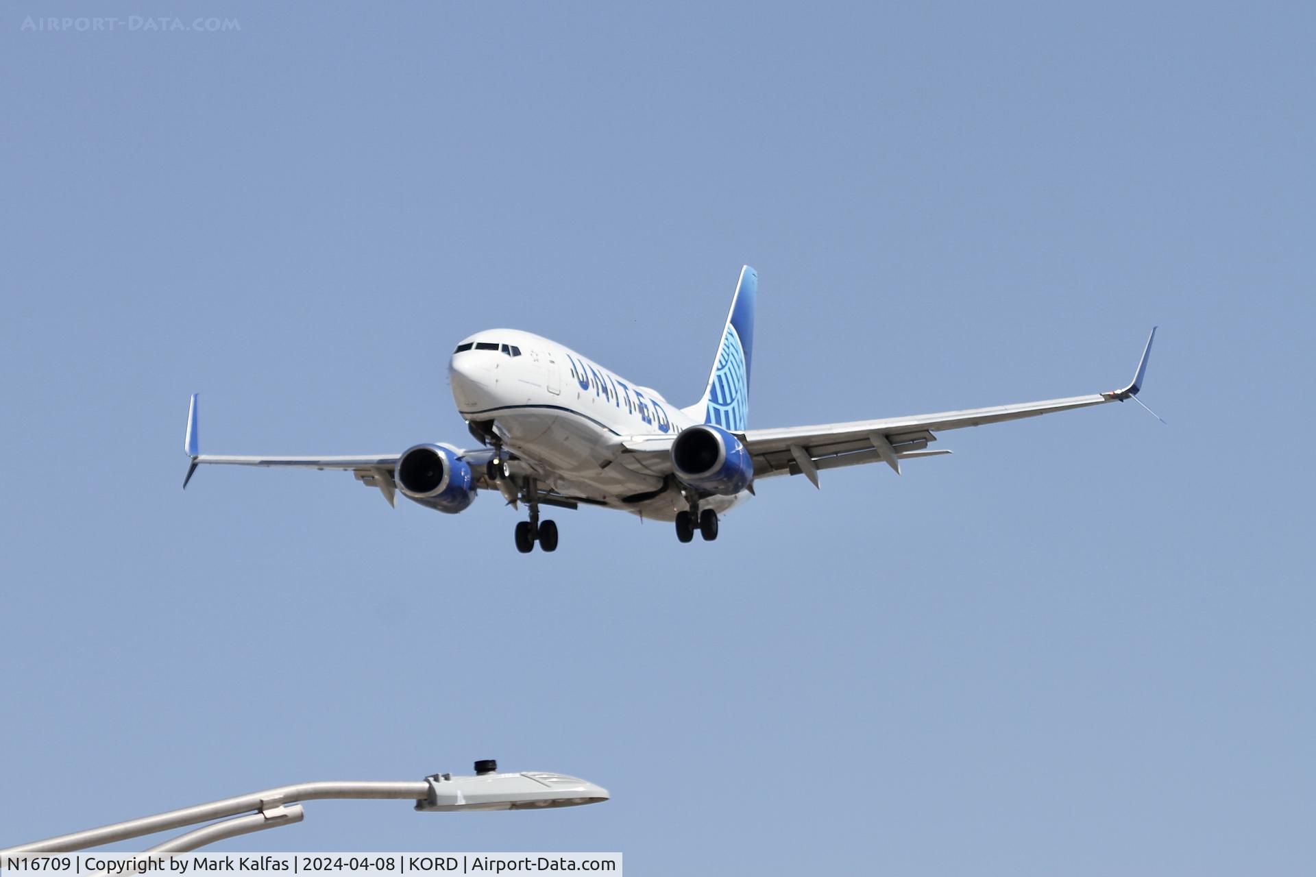 N16709, 1998 Boeing 737-724 C/N 28779, B737 United Airlines Boeing 737-724 N16709 UAL1933 SNA-ORD