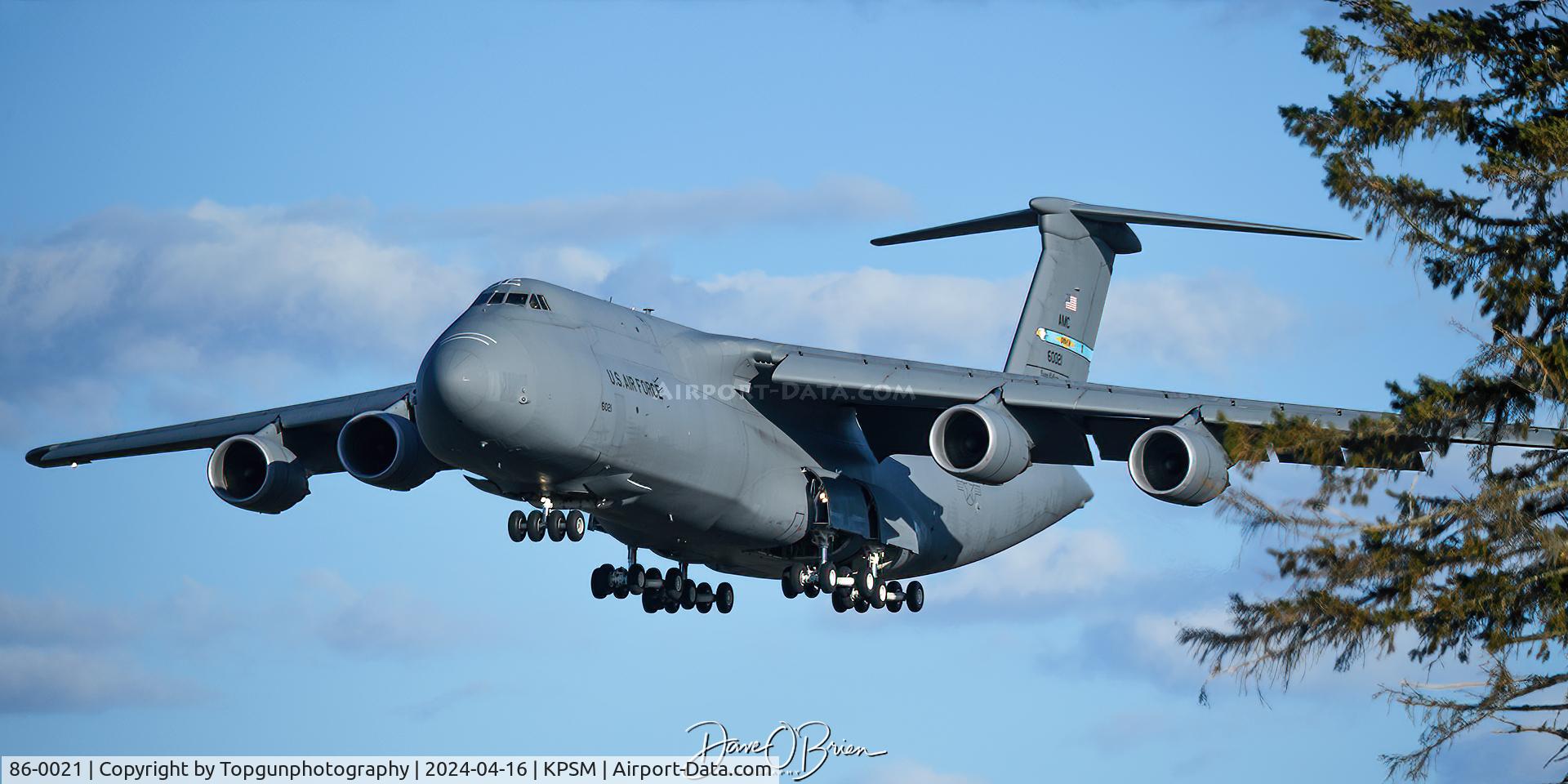 86-0021, Lockheed C-5(B)M Super Galaxy C/N 500-107, REACH4982 on short final for RW34