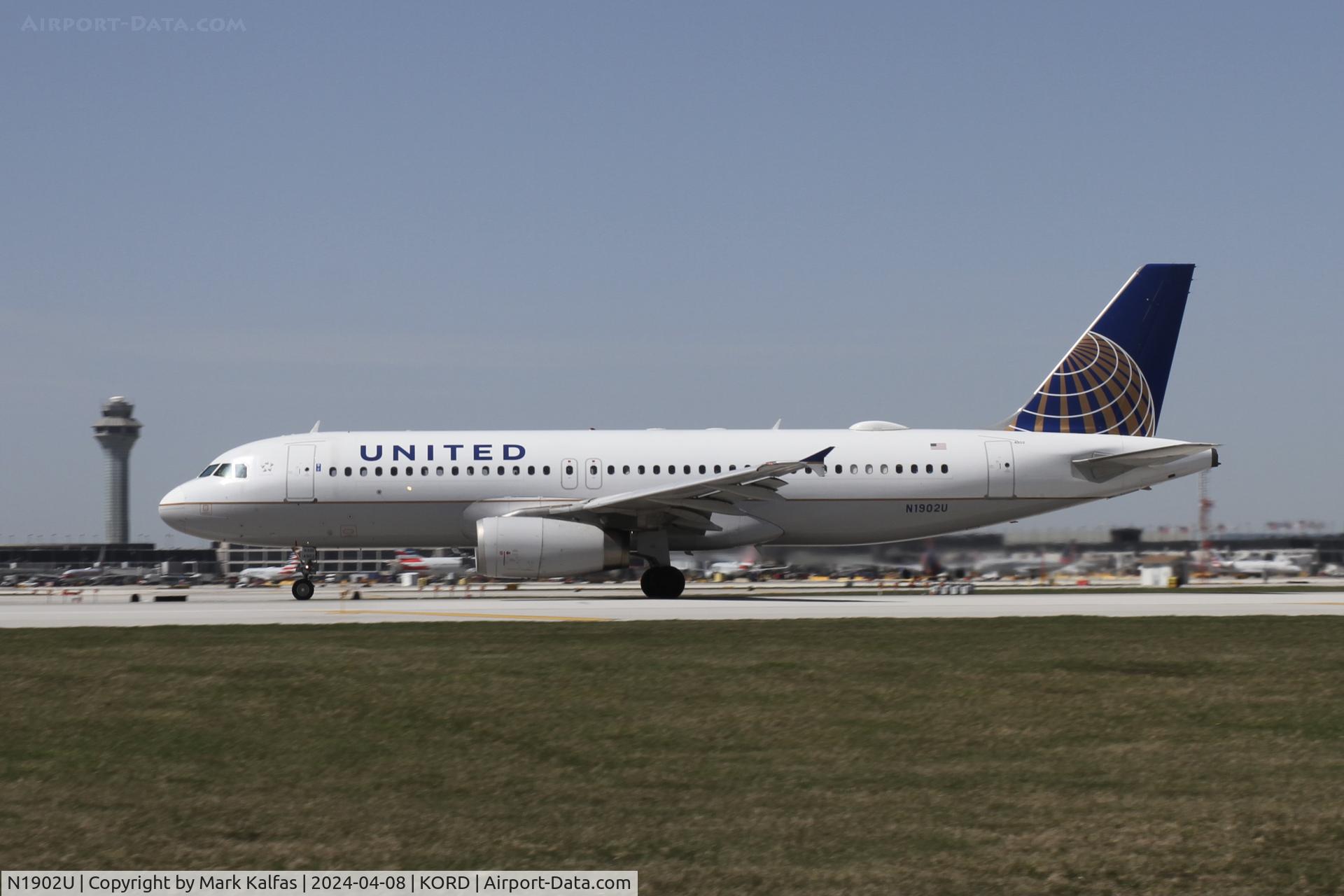 N1902U, 2006 Airbus A320-214 C/N 2714, A320 United Airlines Airbus A320-214 N1902U UAL368 ORD-AUS, departing 22L ORD during Solar Eclipse