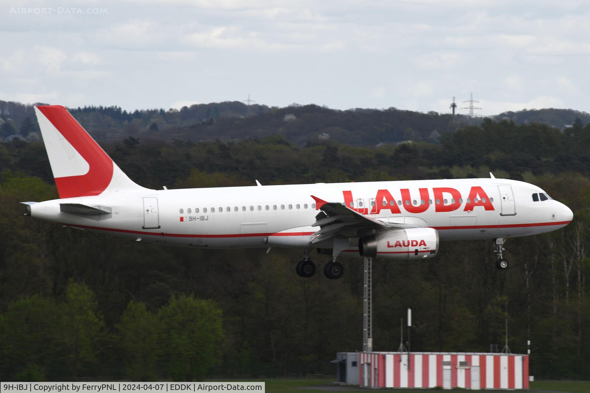 9H-IBJ, 2007 Airbus A320-232 C/N 3259, Lauda A320 landing