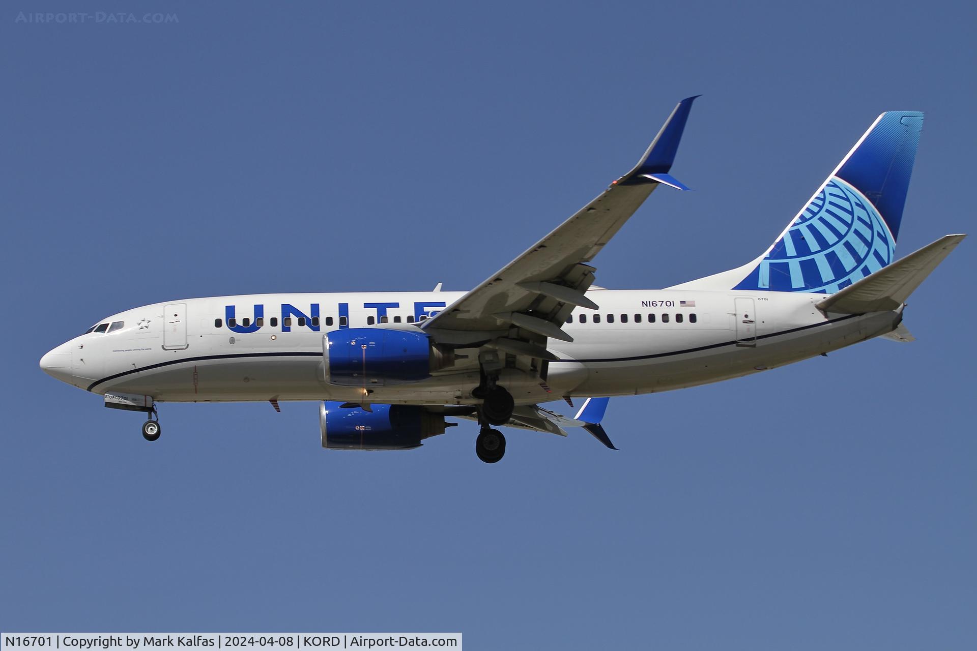 N16701, 1998 Boeing 737-724 C/N 28762, B737 United Airlines Boeing 737-724N16701 UAL1338 LGA-ORD, landing on 28C during Solar Eclipse