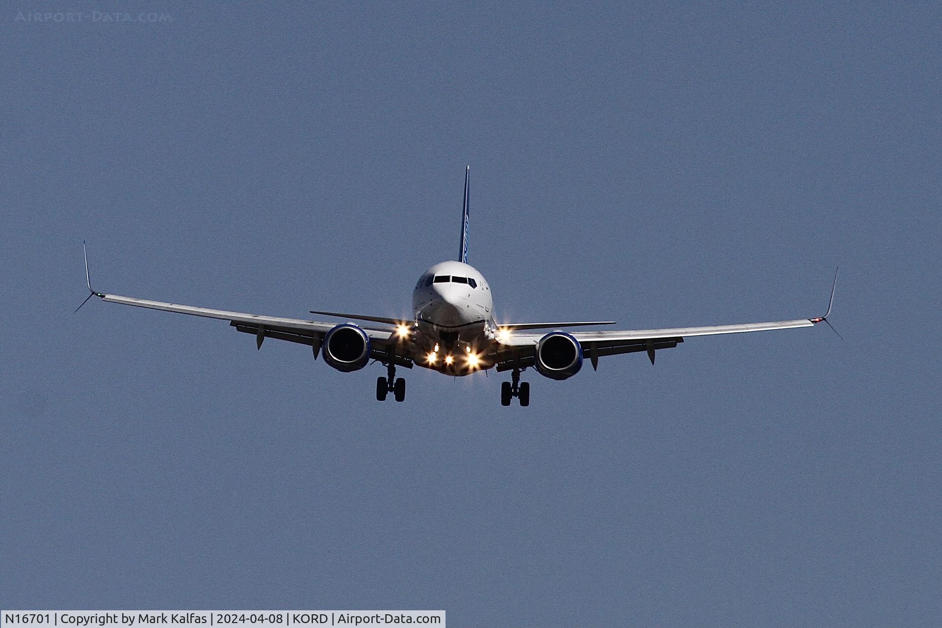 N16701, 1998 Boeing 737-724 C/N 28762, B737 United Airlines Boeing 737-724N16701 UAL1338 LGA-ORD, landing on 28C during Solar Eclipse