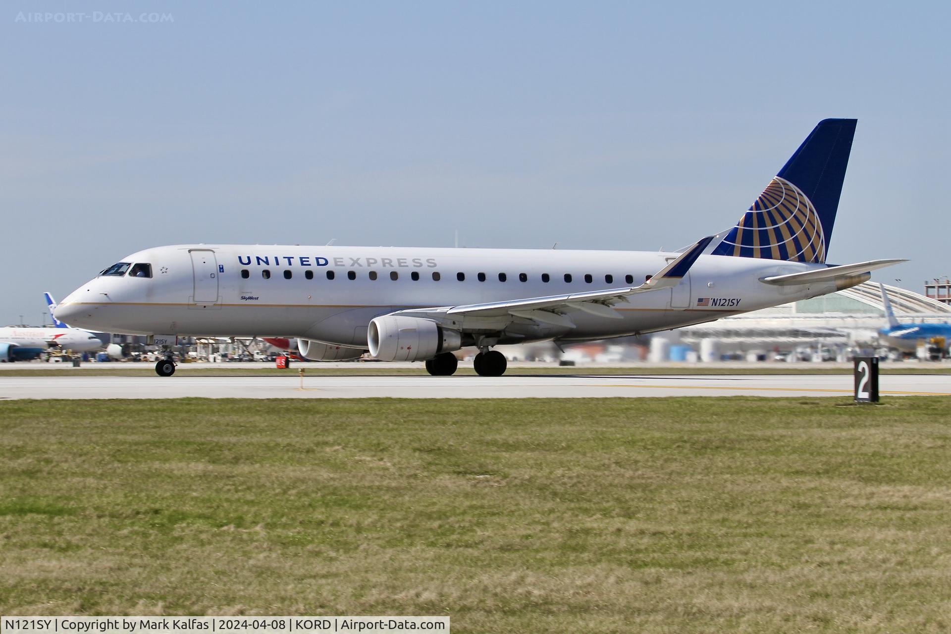 N121SY, 2014 Embraer 175LR (ERJ-170-200LR) C/N 17000430, E75L SkyWest/United Express EMBRAER 175 N121SY SKW5376 ORD-LEX, departing 22L ORD