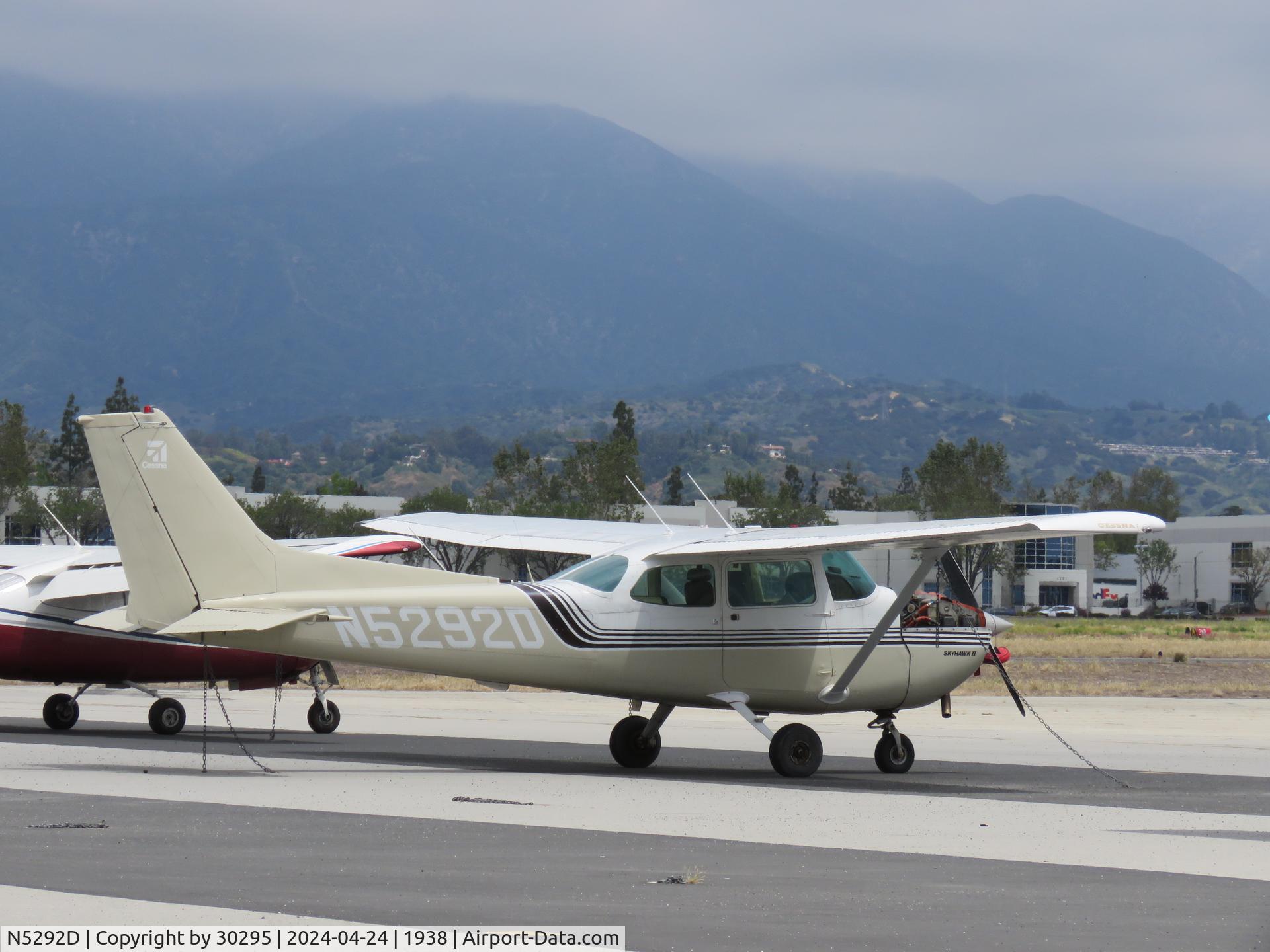 N5292D, 1987 Cessna 172N C/N 17272497, Being worked on