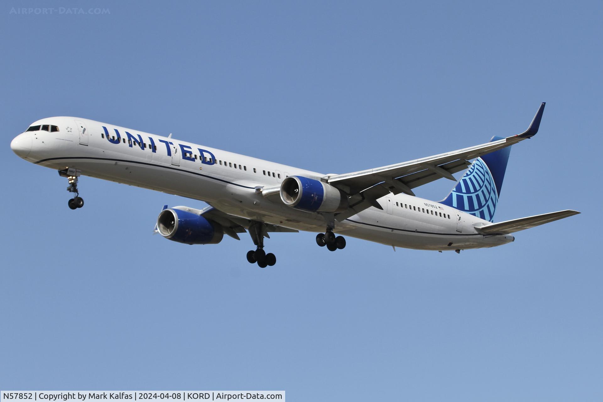 N57852, 2001 Boeing 757-324 C/N 32811, B753 United Airlines Boeing 757-324 N57852 UAL1400 LAX-ORD, arriving on 28C ORD