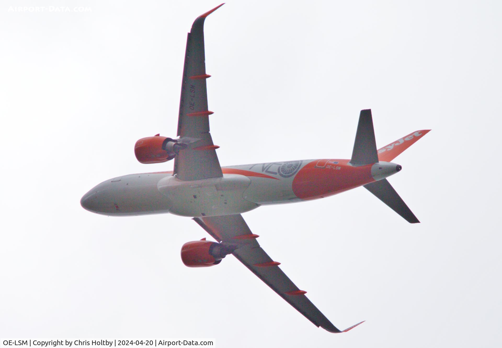 OE-LSM, 2022 Airbus A320-251N C/N 10142, Over Amwell, Herts bound for Stansted. Essex