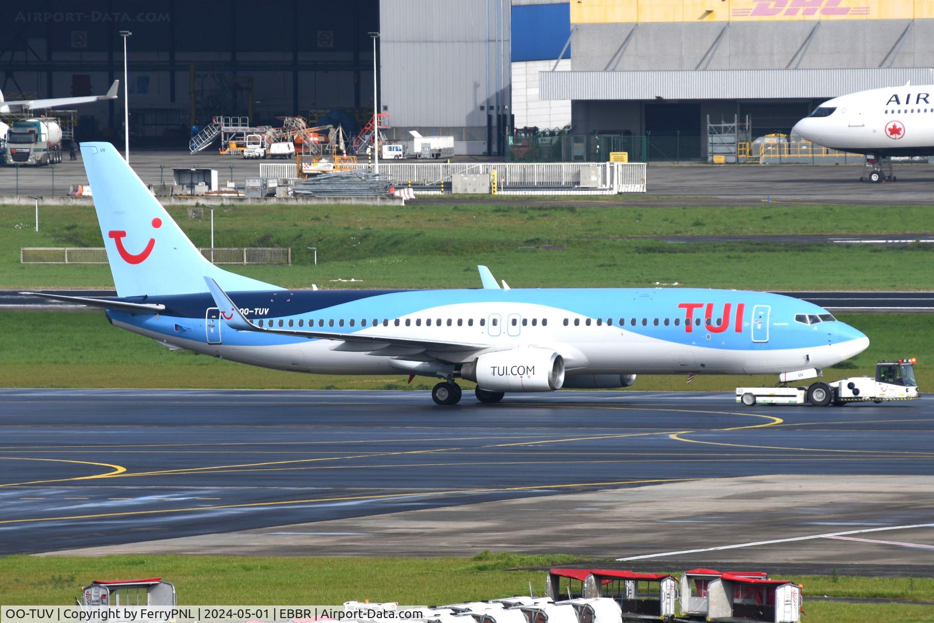 OO-TUV, 2011 Boeing 737-86J C/N 36883, TUI Belgium B738 under tow to its departure gate