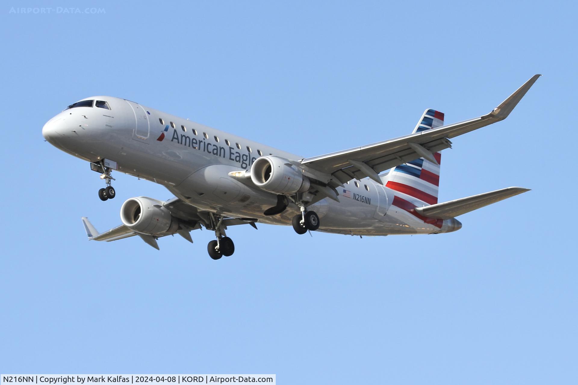 N216NN, 2015 Embraer 175LR (ERJ-170-200LR) C/N 17000513, E75L Envoy/American Eagle ERJ-170-200LR N216NN ENY3438 ELP-ORD arriving 28C KORD