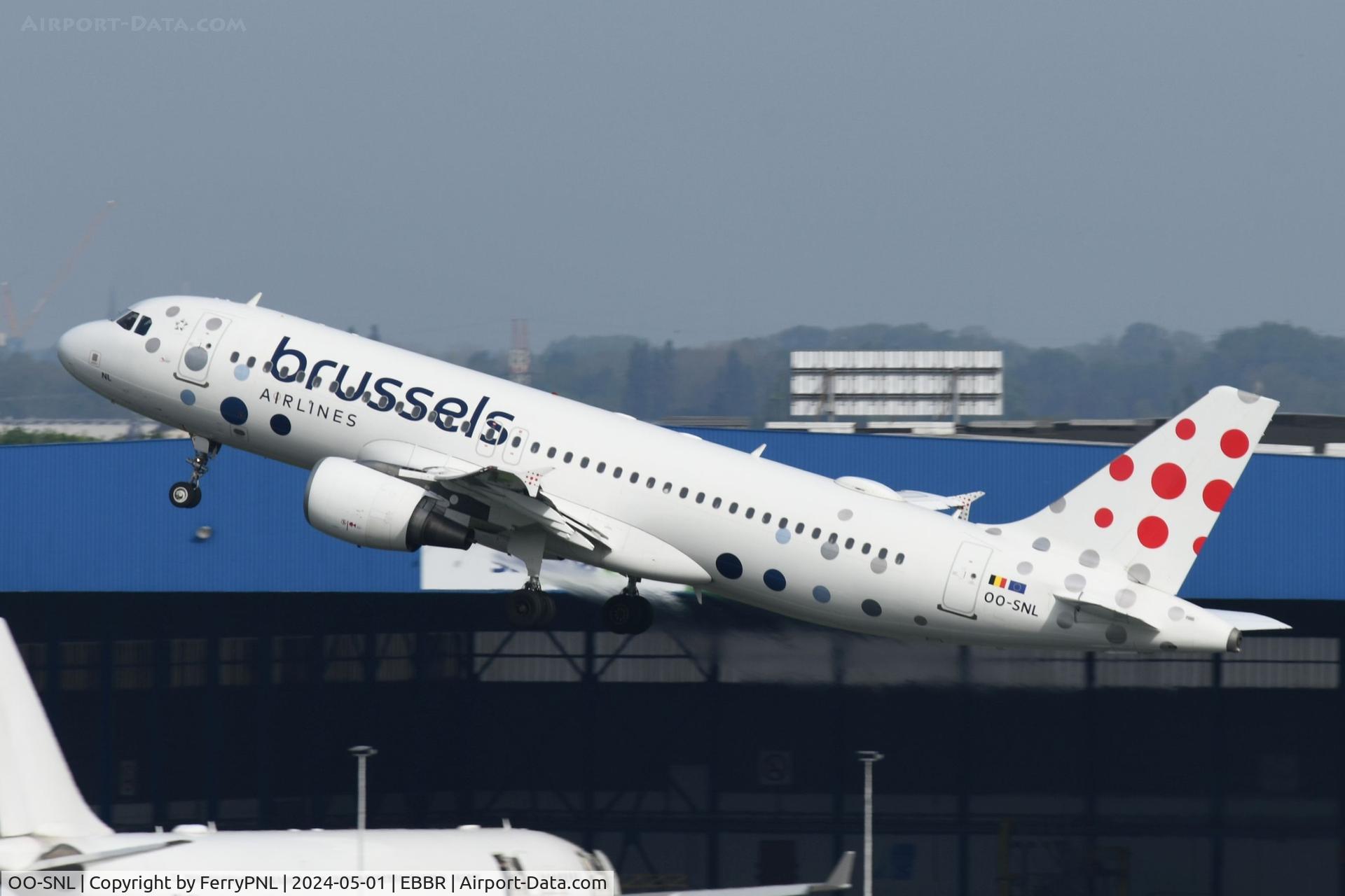 OO-SNL, 2003 Airbus A320-214 C/N 1961, A320 departing