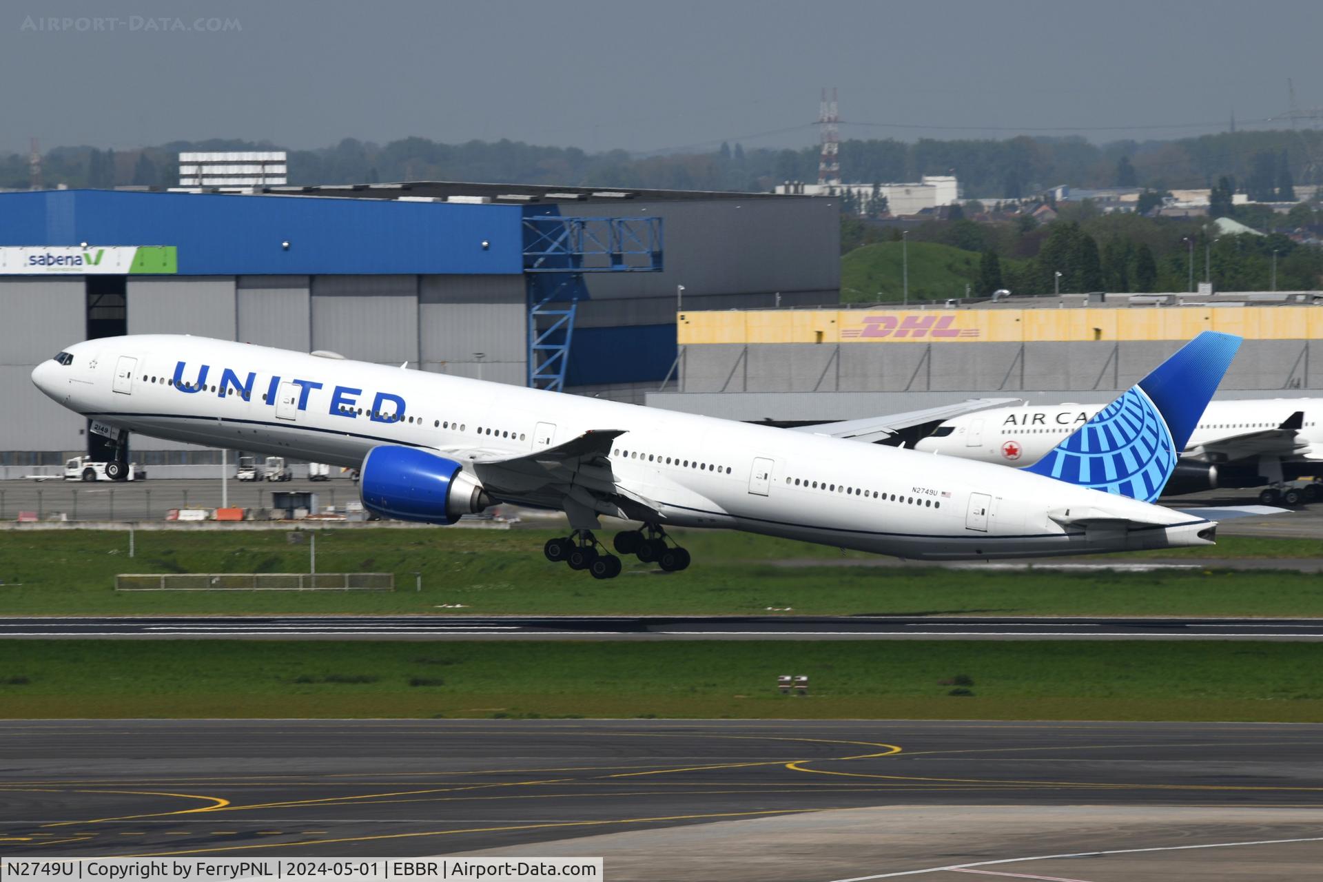 N2749U, 2019 Boeing 777-300/ER C/N 66589, United B773 departing for IAD