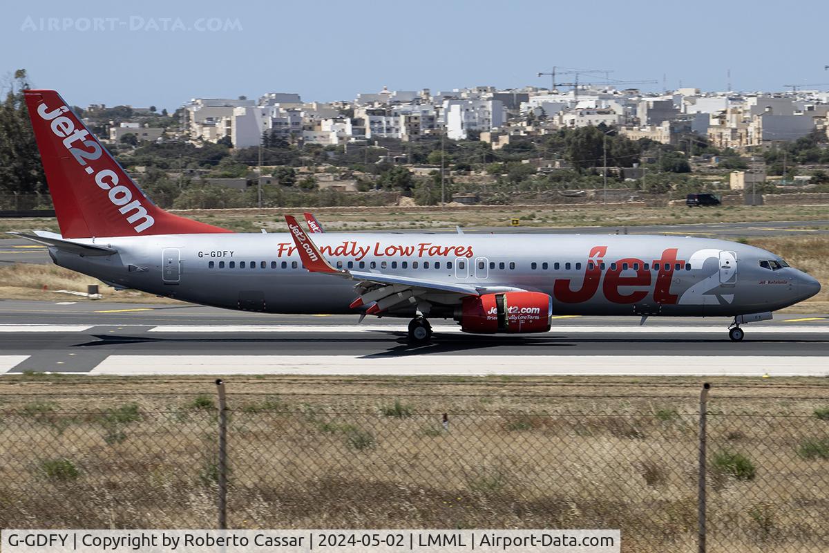 G-GDFY, 2001 Boeing 737-86Q C/N 30278, Runway 31
