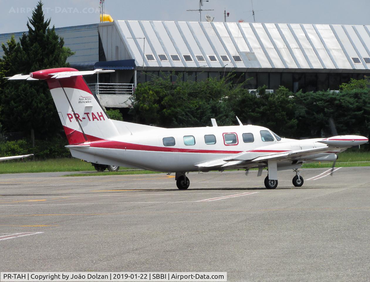 PR-TAH, 1984 Piper PA-42-720 Cheyenne III C/N 42-5501018, Taxiing out of general aviation apron.