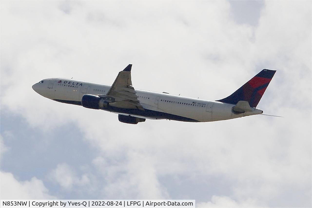 N853NW, 2004 Airbus A330-223 C/N 0618, Airbus A330-223, Climbing from rwy 08L, Roissy Charles De Gaulle airport (LFPG-CDG)