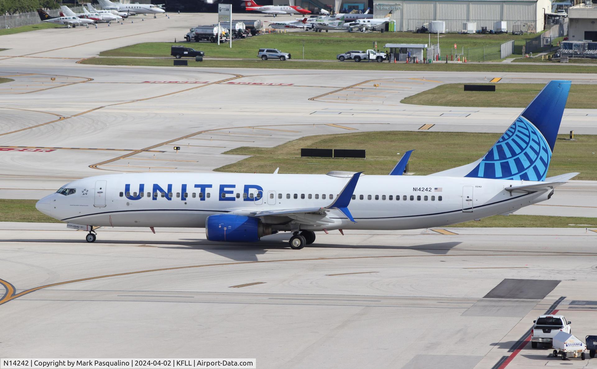N14242, 1999 Boeing 737-824 C/N 28805, Boeing 737-824