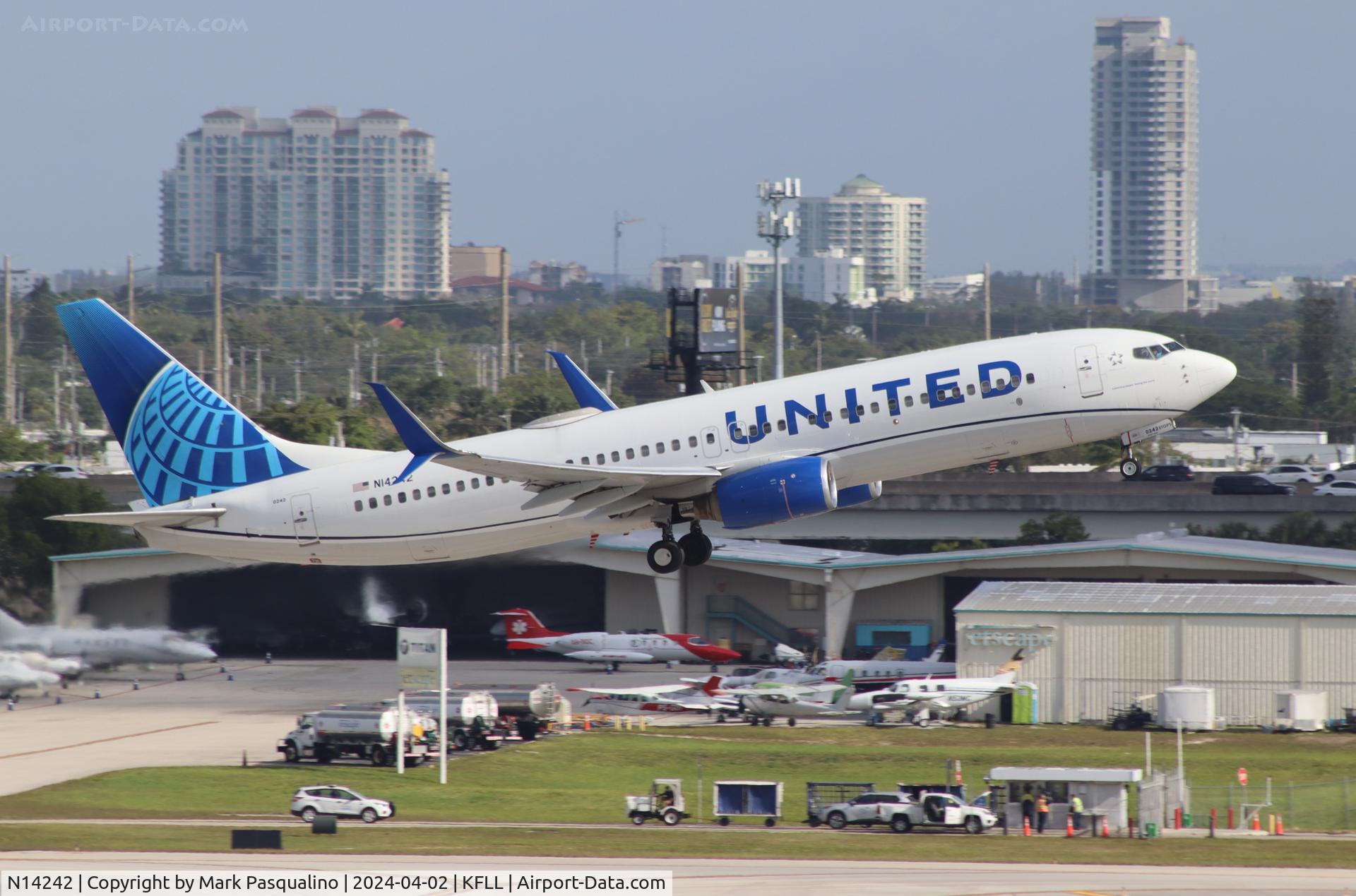 N14242, 1999 Boeing 737-824 C/N 28805, Boeing 737-824