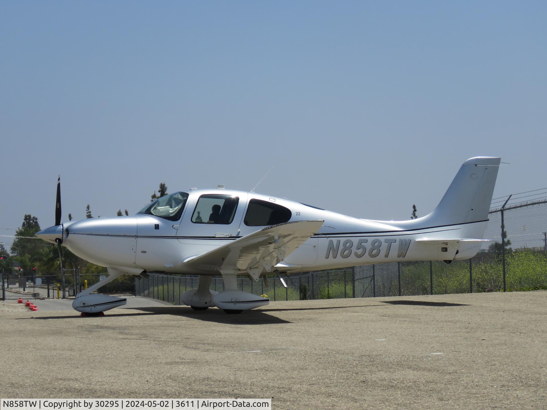 N858TW, 2017 Cirrus SR22 C/N 4553, Parked