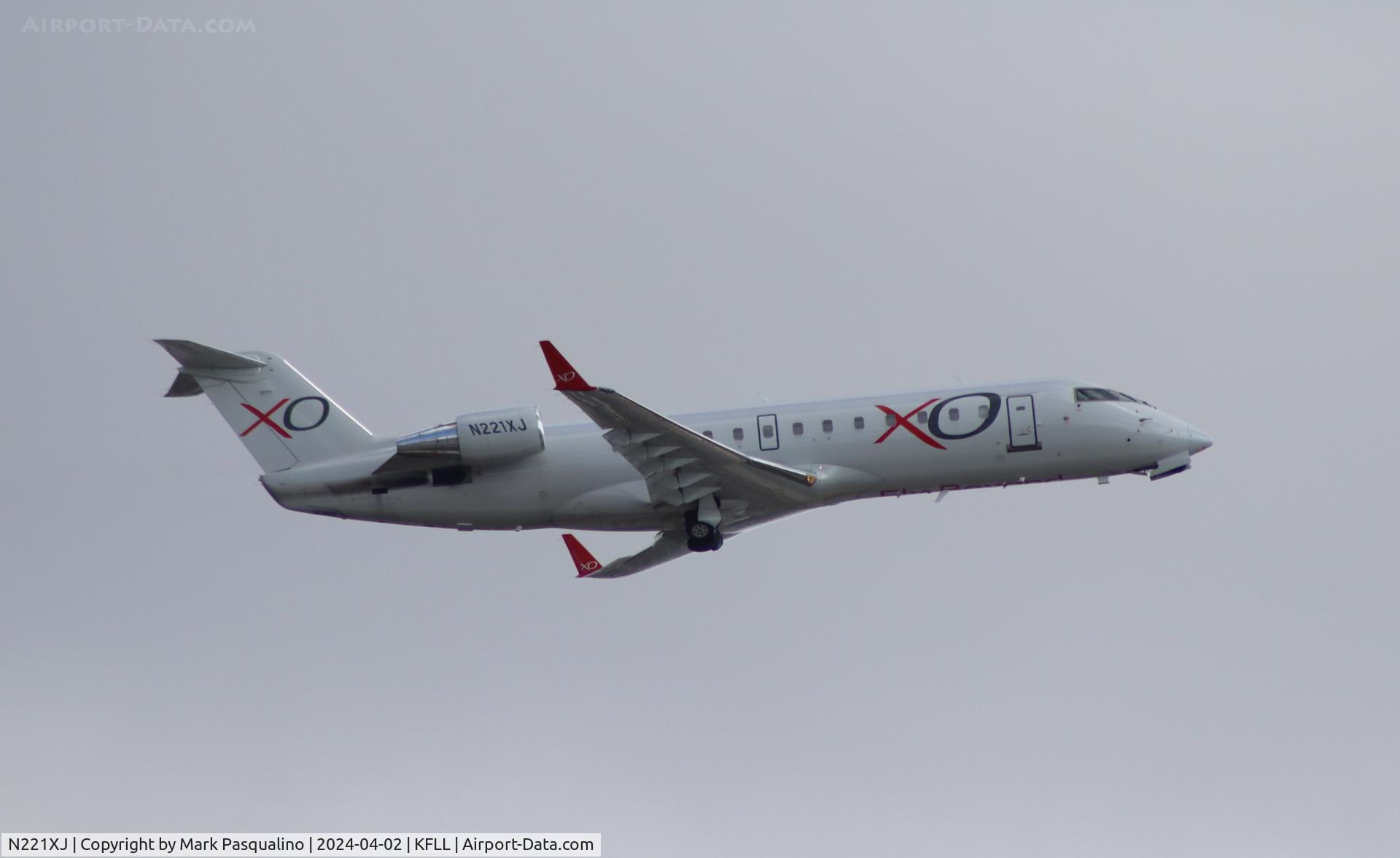 N221XJ, 1997 Canadair CRJ-200ER  (CL-600-2B19) C/N 7186, CL-600-2B19