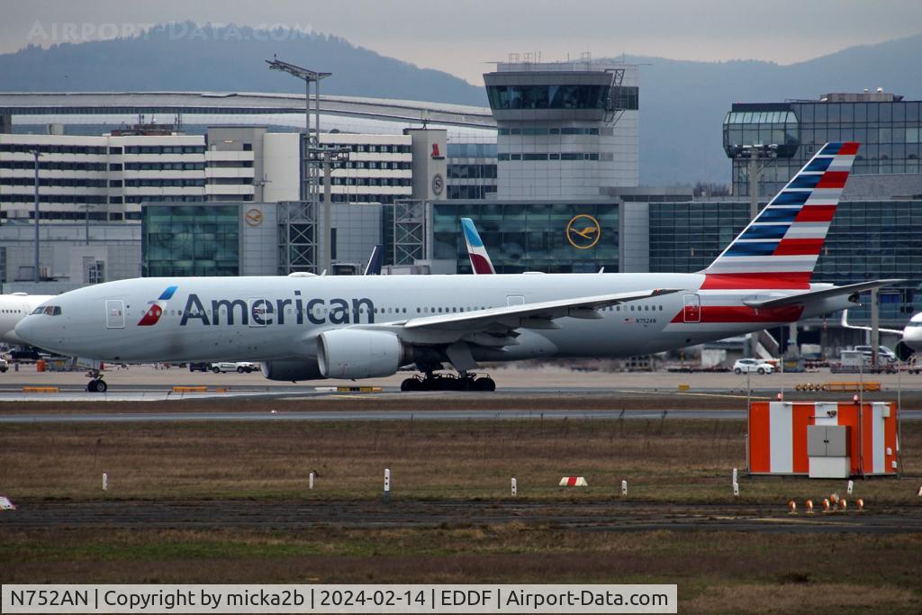 N752AN, 2001 Boeing 777-223 C/N 30260, Taxiing