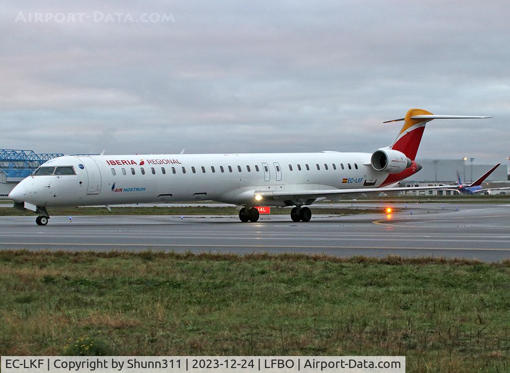 EC-LKF, 2010 Bombardier CRJ-1000ER NG (CL-600-2E25) C/N 19011, Taxiing to the Terminal in new Iberia c/s
