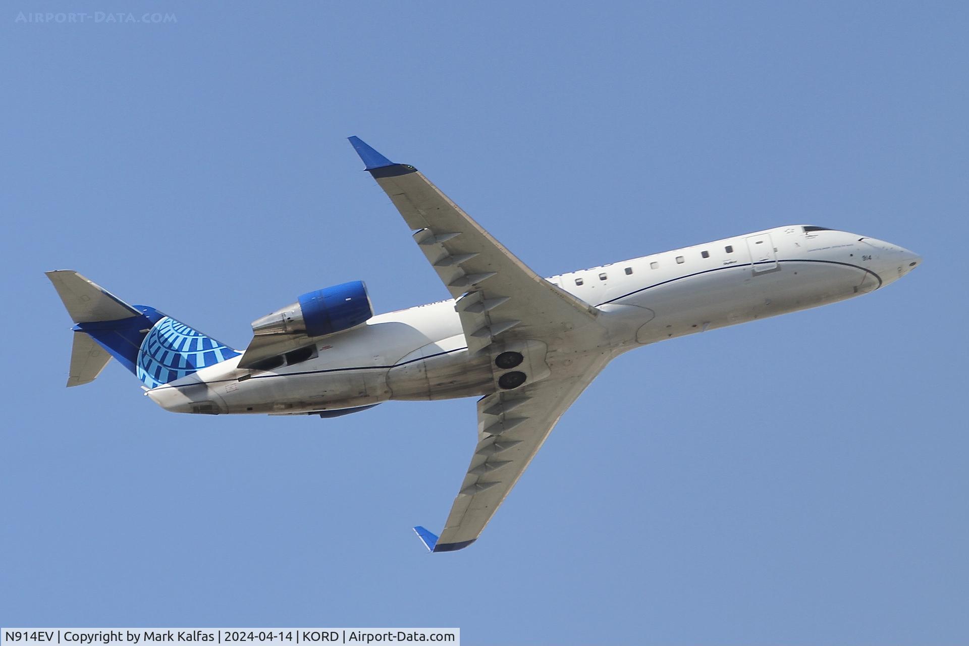 N914EV, 2003 Bombardier CRJ-200ER (CL-600-2B19) C/N 7752, CRJ2 SkyWest/United Express Bombardier CRJ-200ER (CL-600-2B19) N914EV SKW5703  ORD-MKE departing 10C KORD