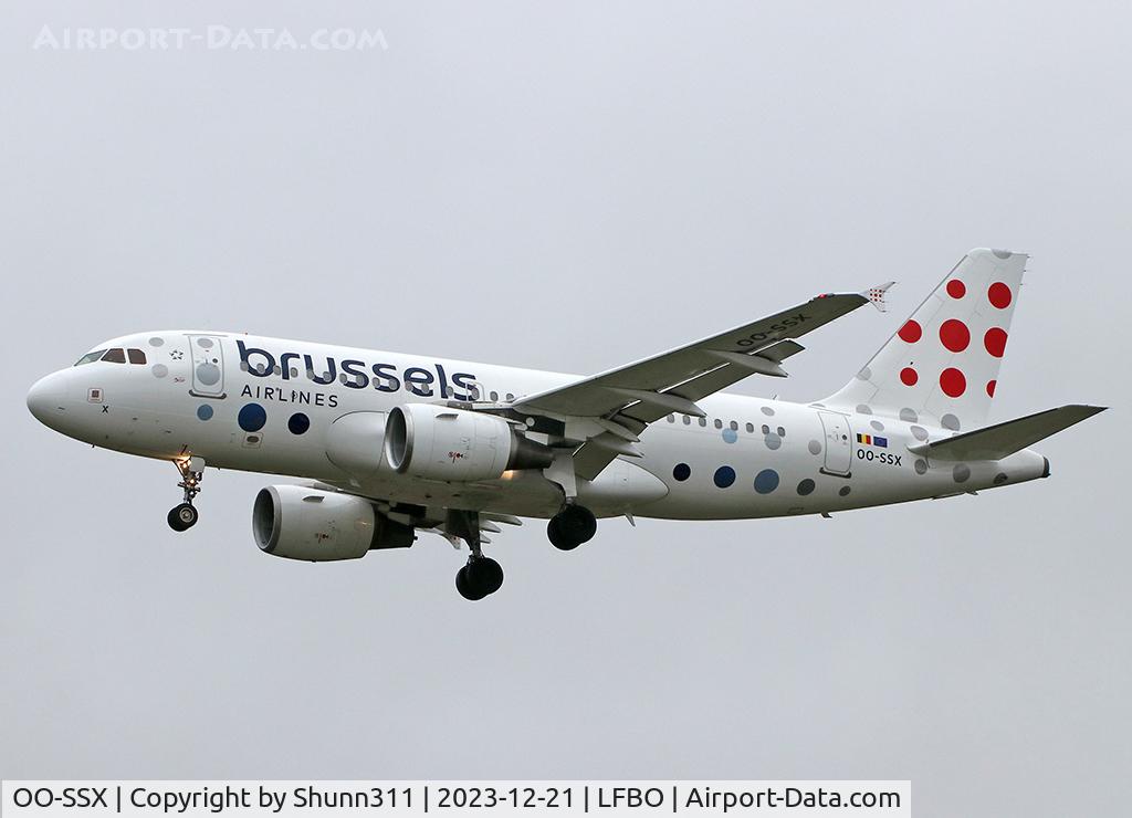 OO-SSX, 2004 Airbus A319-111 C/N 2260, Landing rwy 32L in new c/s