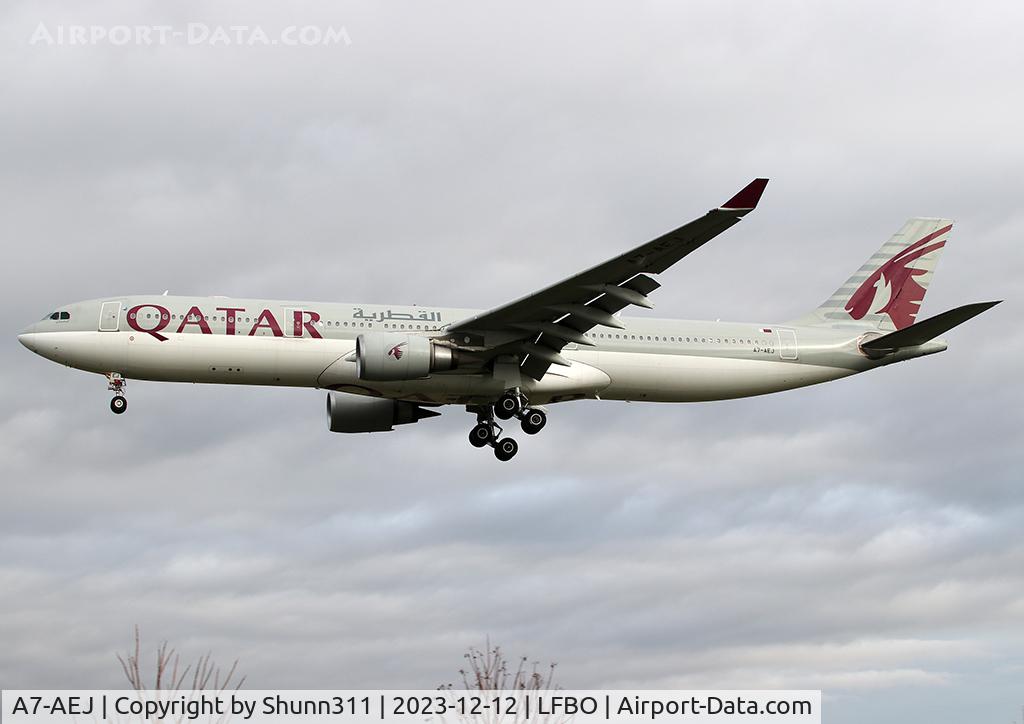 A7-AEJ, 2007 Airbus A330-302 C/N 826, Landing rwy 32L