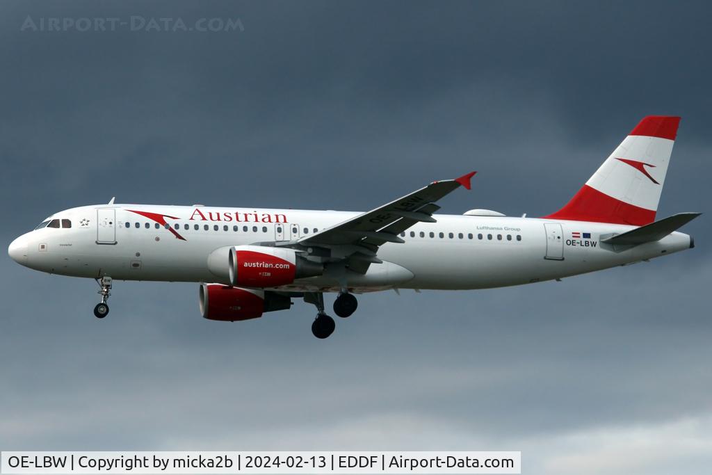 OE-LBW, 2001 Airbus A320-214 C/N 1678, Landing