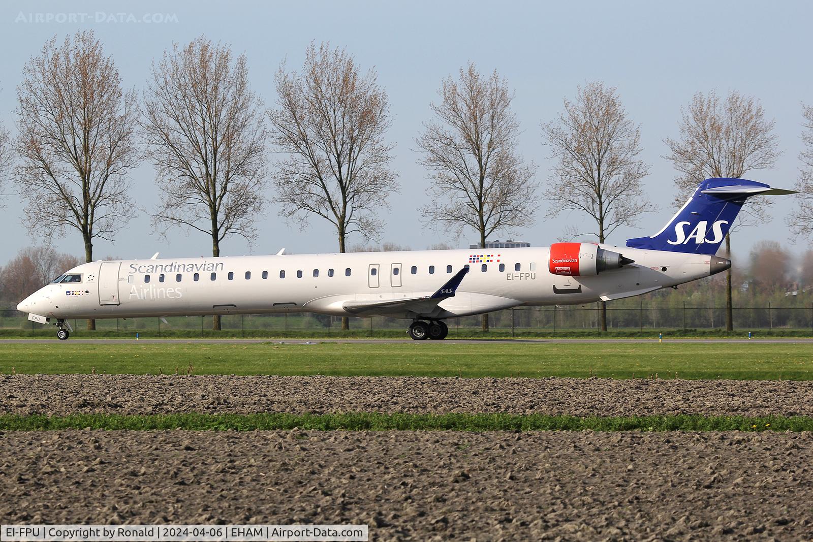 EI-FPU, 2017 Bombardier CRJ-900LR (CL-600-2D24) C/N 15439, at spl