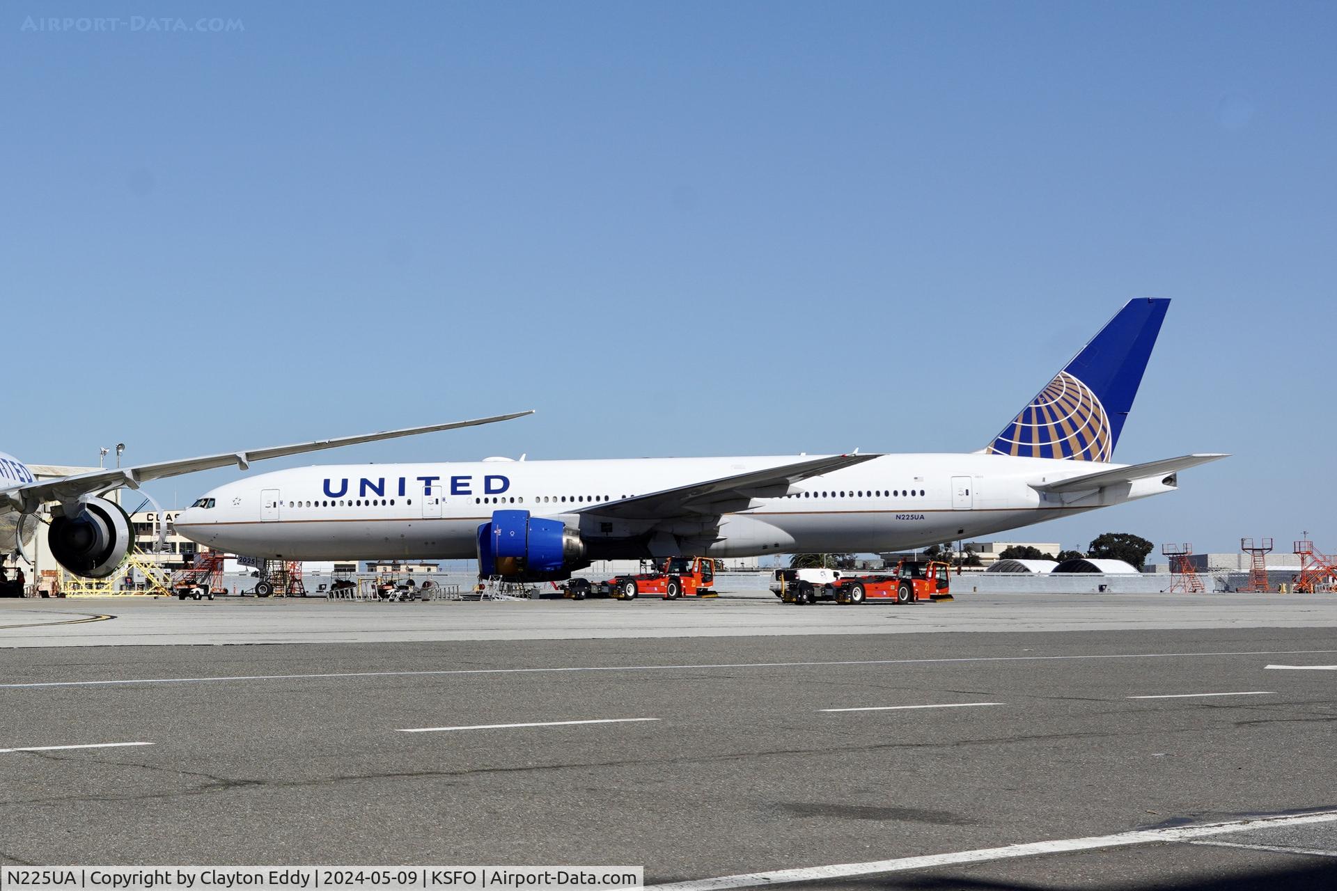 N225UA, 2001 Boeing 777-222/ER C/N 30554, SFO 2024.
