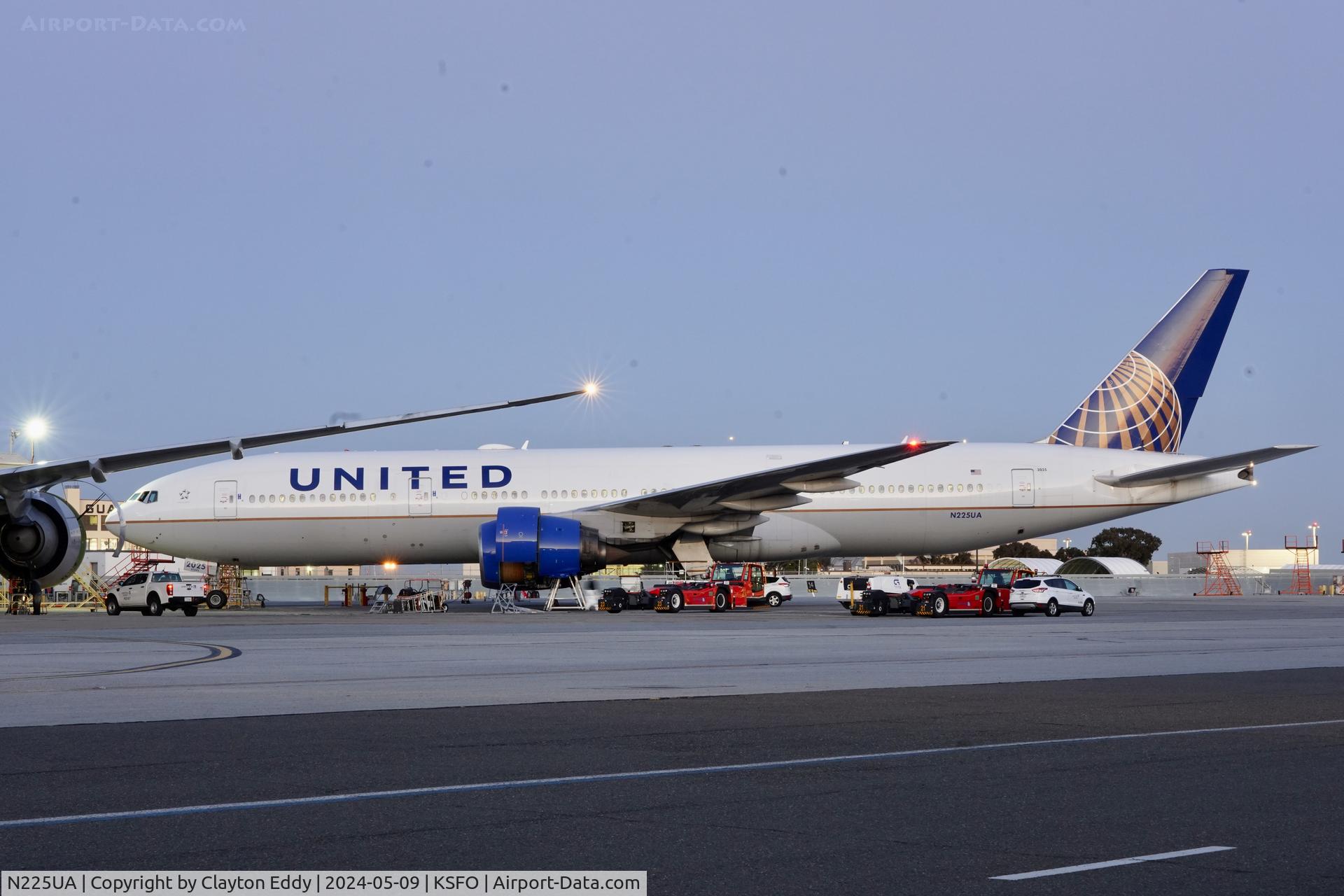 N225UA, 2001 Boeing 777-222/ER C/N 30554, SFO 2024.