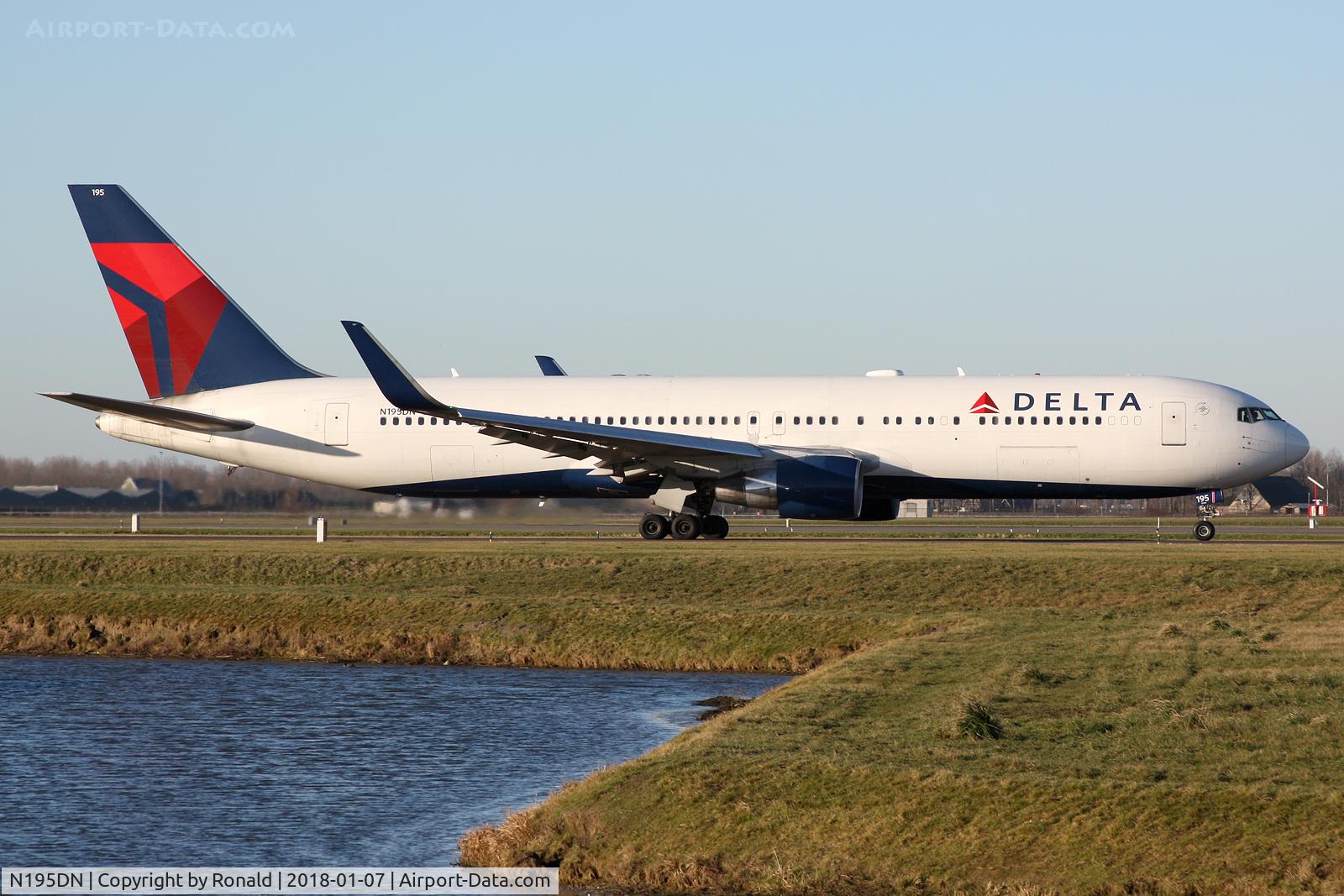 N195DN, 1997 Boeing 767-332 C/N 28452, at spl