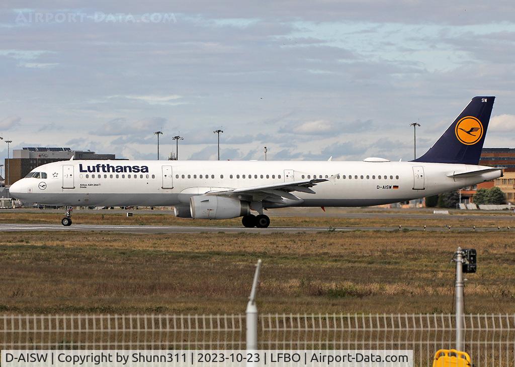 D-AISW, 2009 Airbus A321-231 C/N 4087, Lining up rwy 32R for departure...