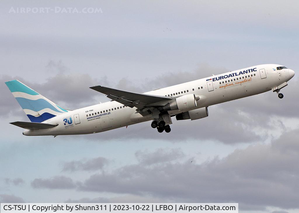 CS-TSU, 2002 Boeing 767-34P/ER C/N 33048, Taking off with additional 30th anniversary patch...