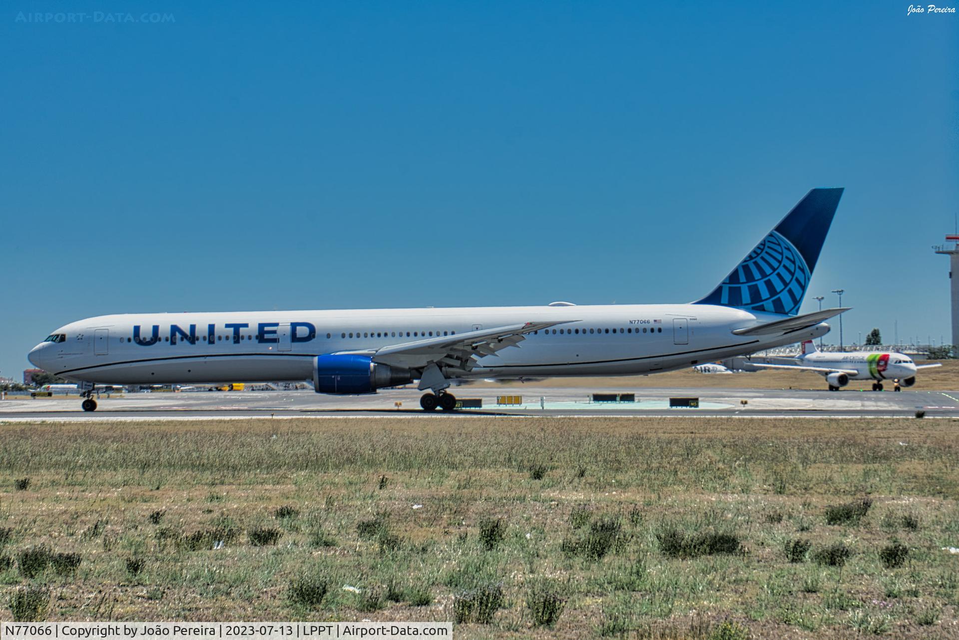 N77066, 2002 Boeing 767-424/ER C/N 29461, United B764 at LPPT