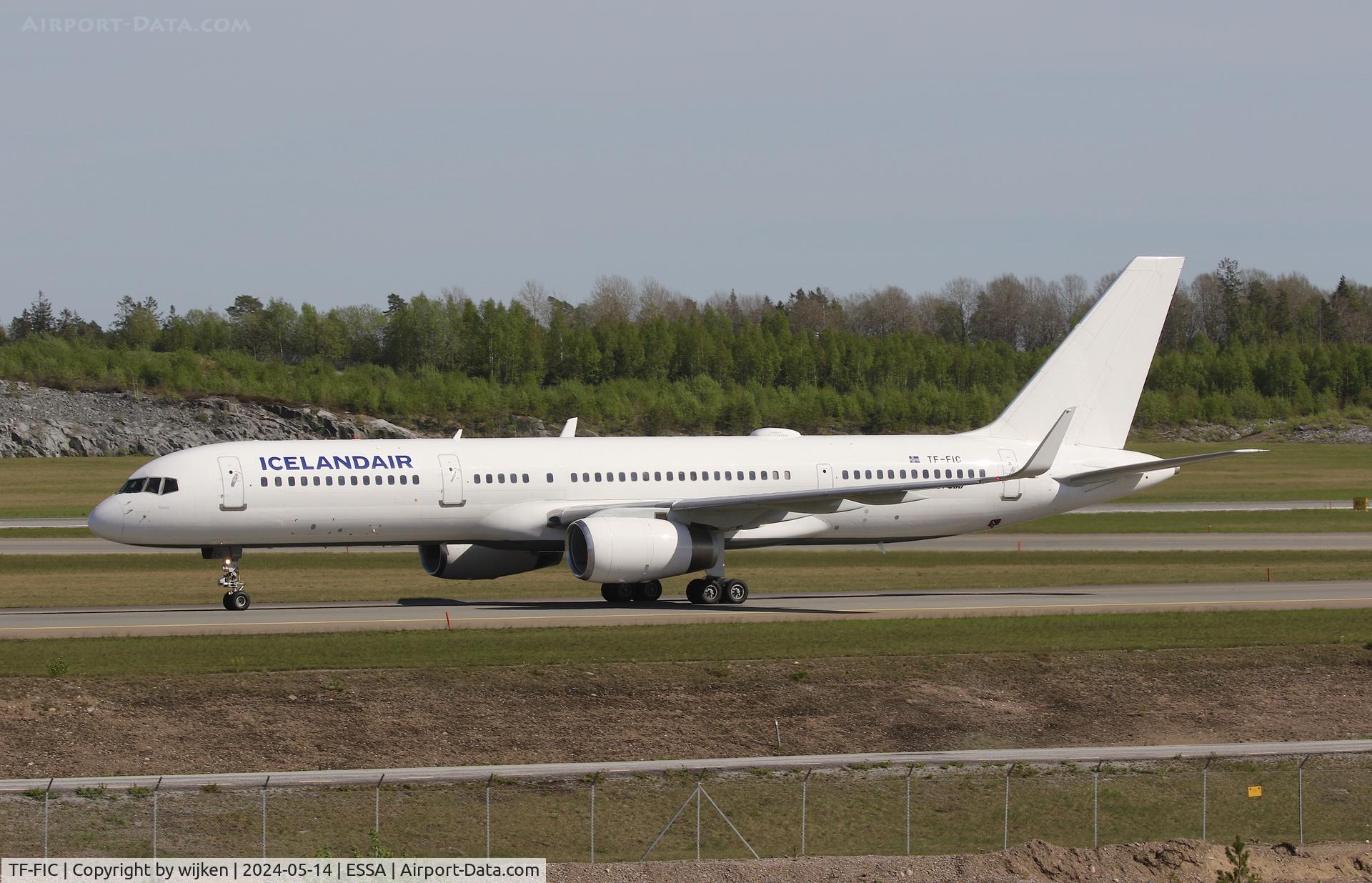 TF-FIC, 2000 Boeing 757-23N C/N 30735, TWY W