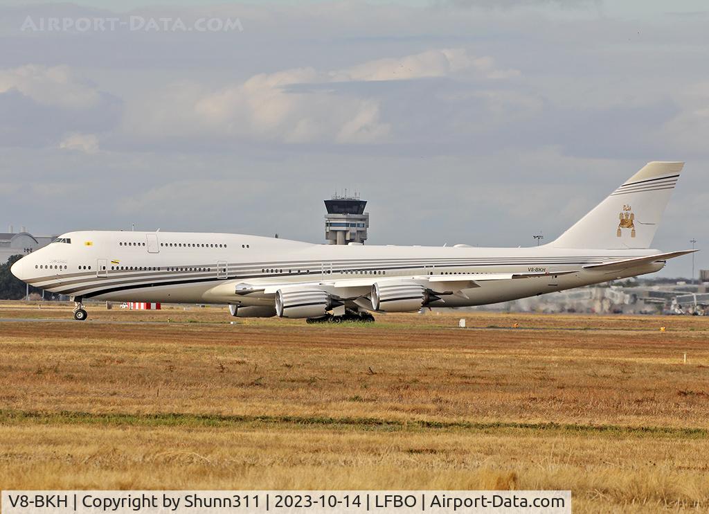V8-BKH, 2012 Boeing 747-8LQ BBJ C/N 41060, Lining up rwy 32L for departure...