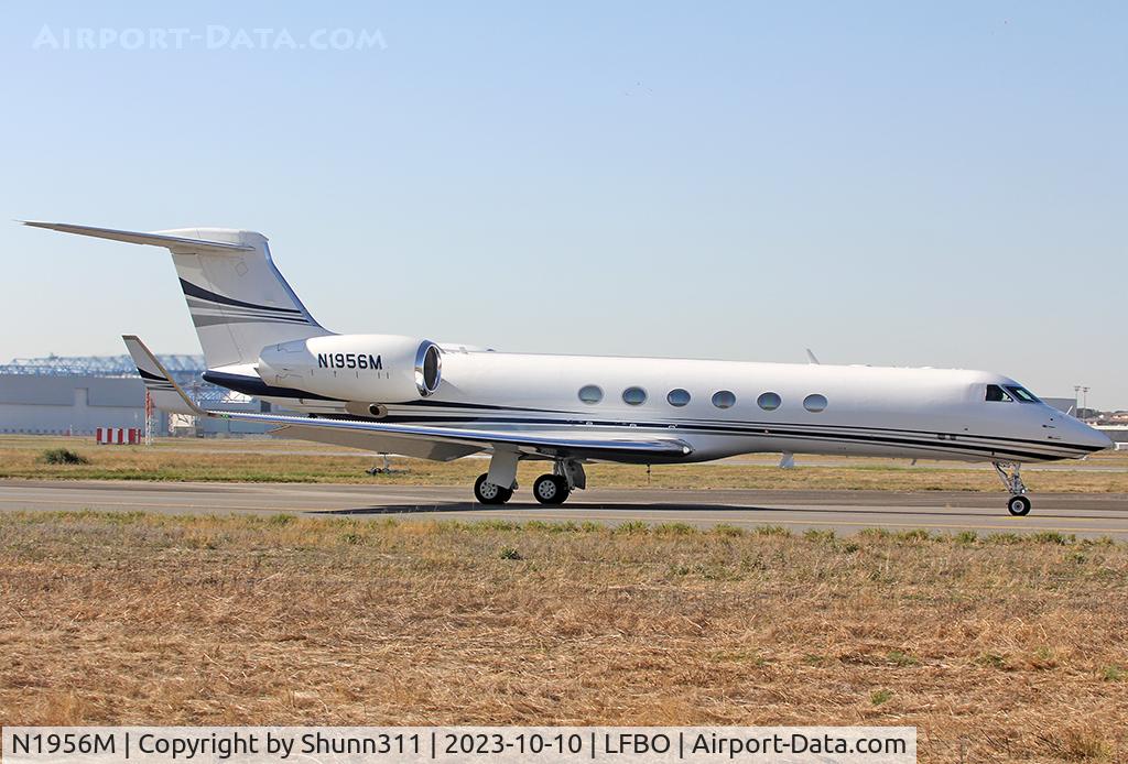 N1956M, 2002 Gulfstream Aerospace G-V C/N 675, Taxiing holding point rwy 14L for departure...