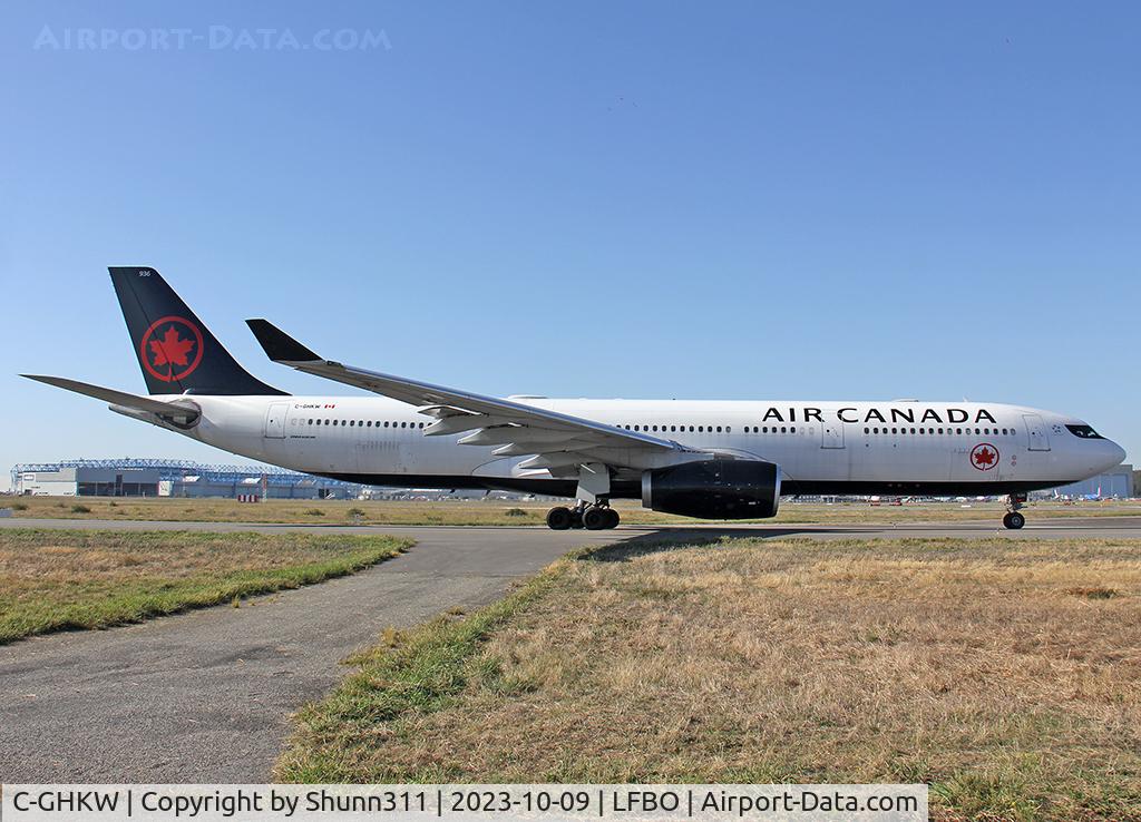 C-GHKW, 2001 Airbus A330-343 C/N 0408, Taxiing holding point rwy 14L in new c/s