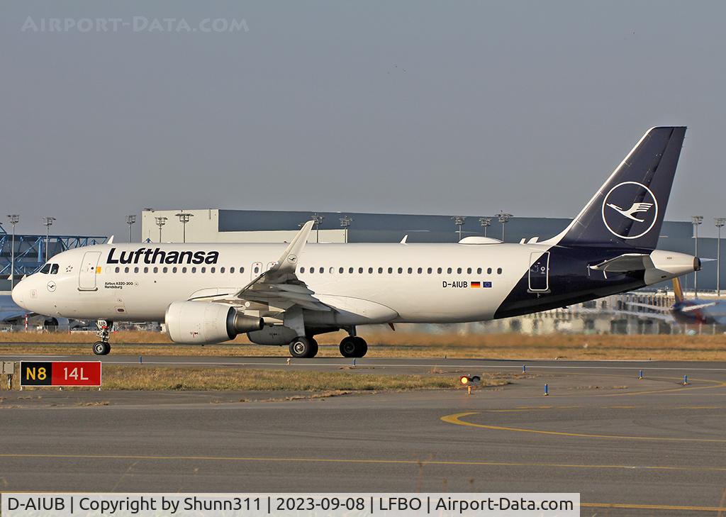 D-AIUB, 2014 Airbus A320-214 C/N 5972, Ready for take off from rwy 14L in new c/s